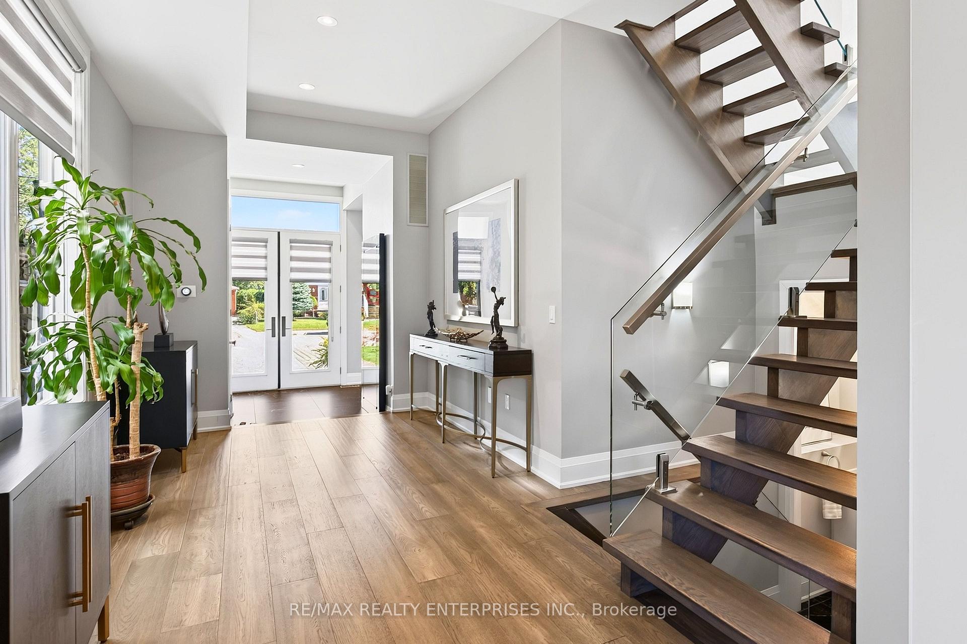 Photo 3 of 36B Pine Avenue N, Mississauga, Port Credit — HOMEH
