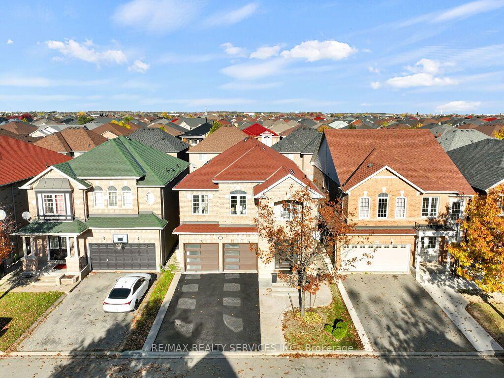 Photo 3 of 61 Sir Jacobs Crescent, Brampton, Fletcher's Meadow — HOMEH