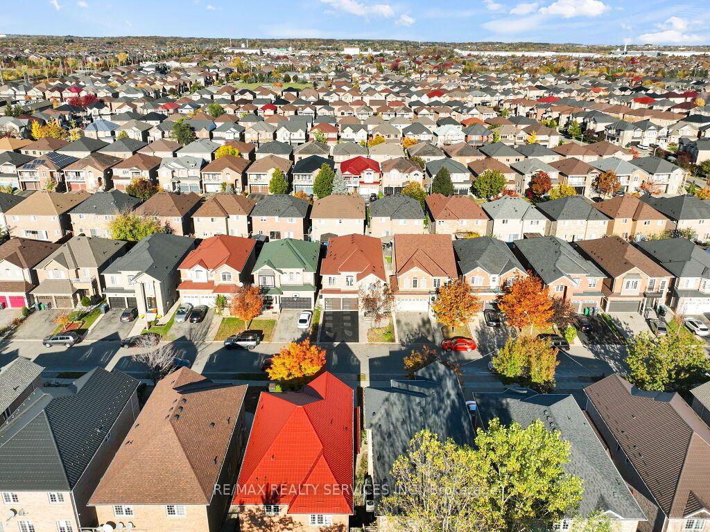 Photo 4 of 61 Sir Jacobs Crescent, Brampton, Fletcher's Meadow — HOMEH