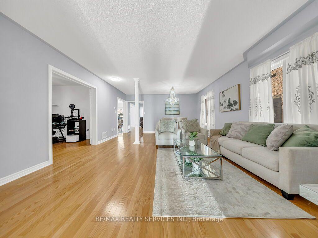 Photo 9 of 61 Sir Jacobs Crescent, Brampton, Fletcher's Meadow — HOMEH