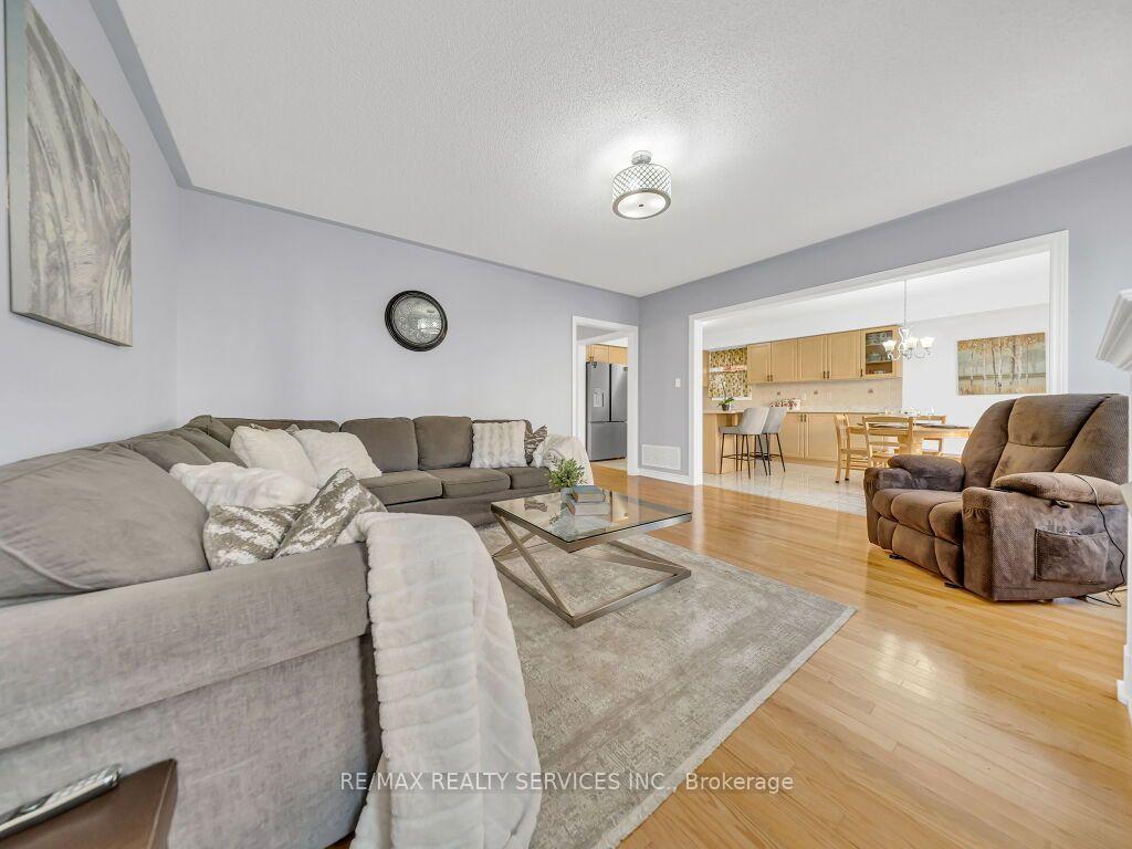 Photo 12 of 61 Sir Jacobs Crescent, Brampton, Fletcher's Meadow — HOMEH