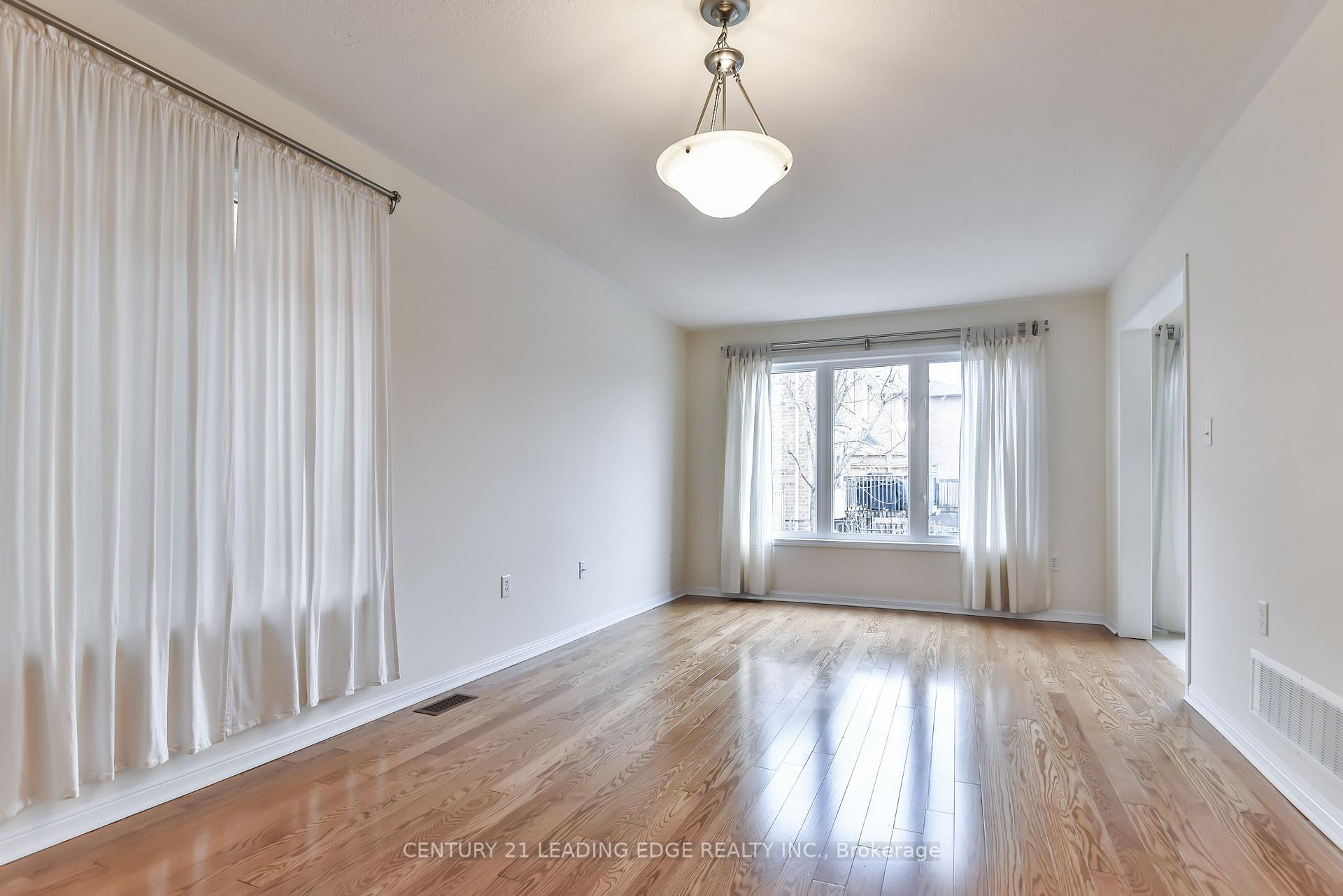 Photo 5 of 211 Weldon Road, Whitchurch-Stouffville, Stouffville — HOMEH
