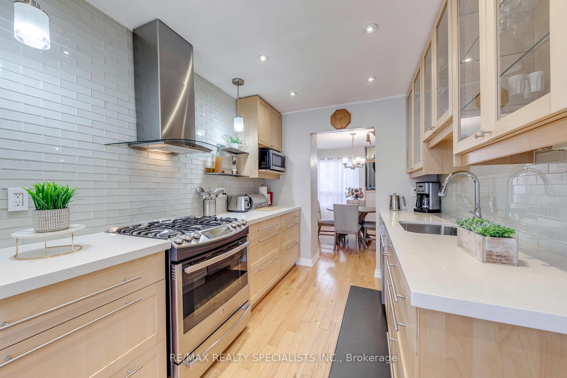 Photo 10 of 69 Winterfold Drive, Brampton, Madoc — HOMEH