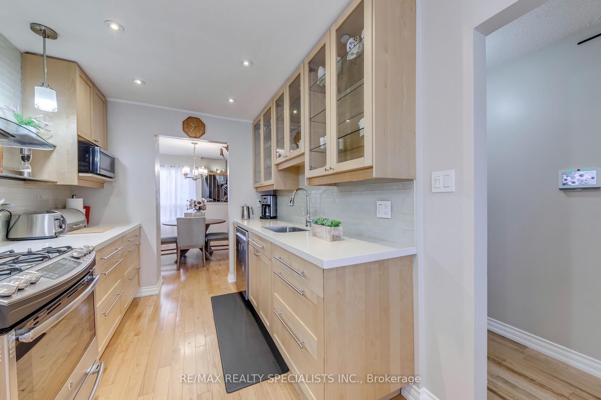 Photo 11 of 69 Winterfold Drive, Brampton, Madoc — HOMEH