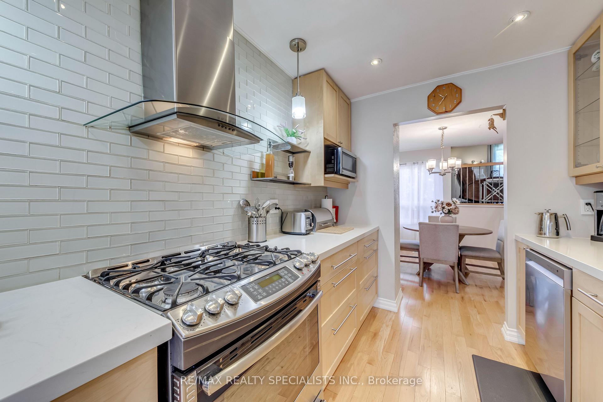 Photo 12 of 69 Winterfold Drive, Brampton, Madoc — HOMEH