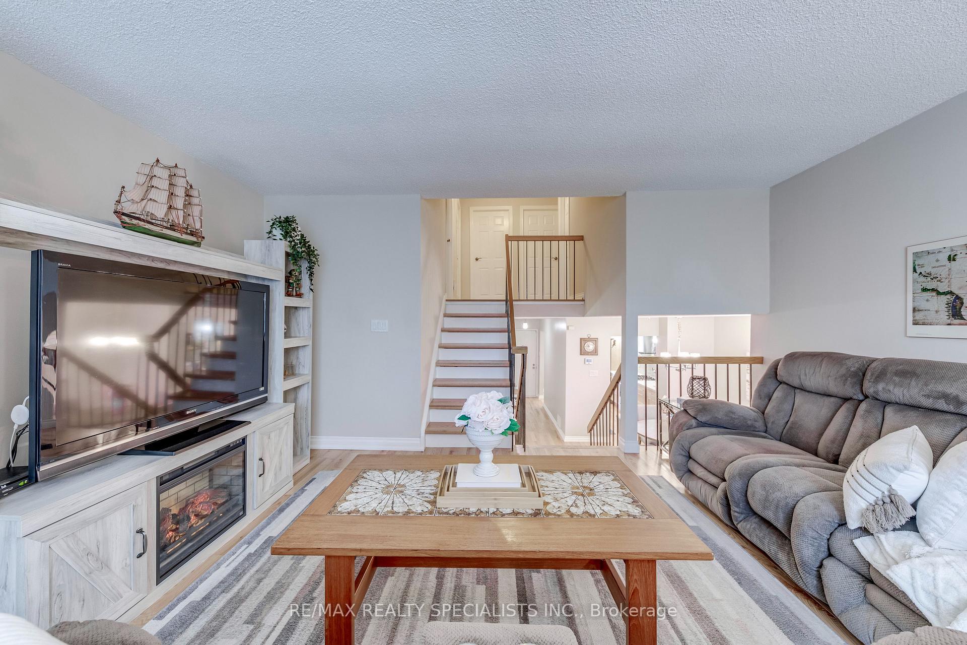 Photo 24 of 69 Winterfold Drive, Brampton, Madoc — HOMEH