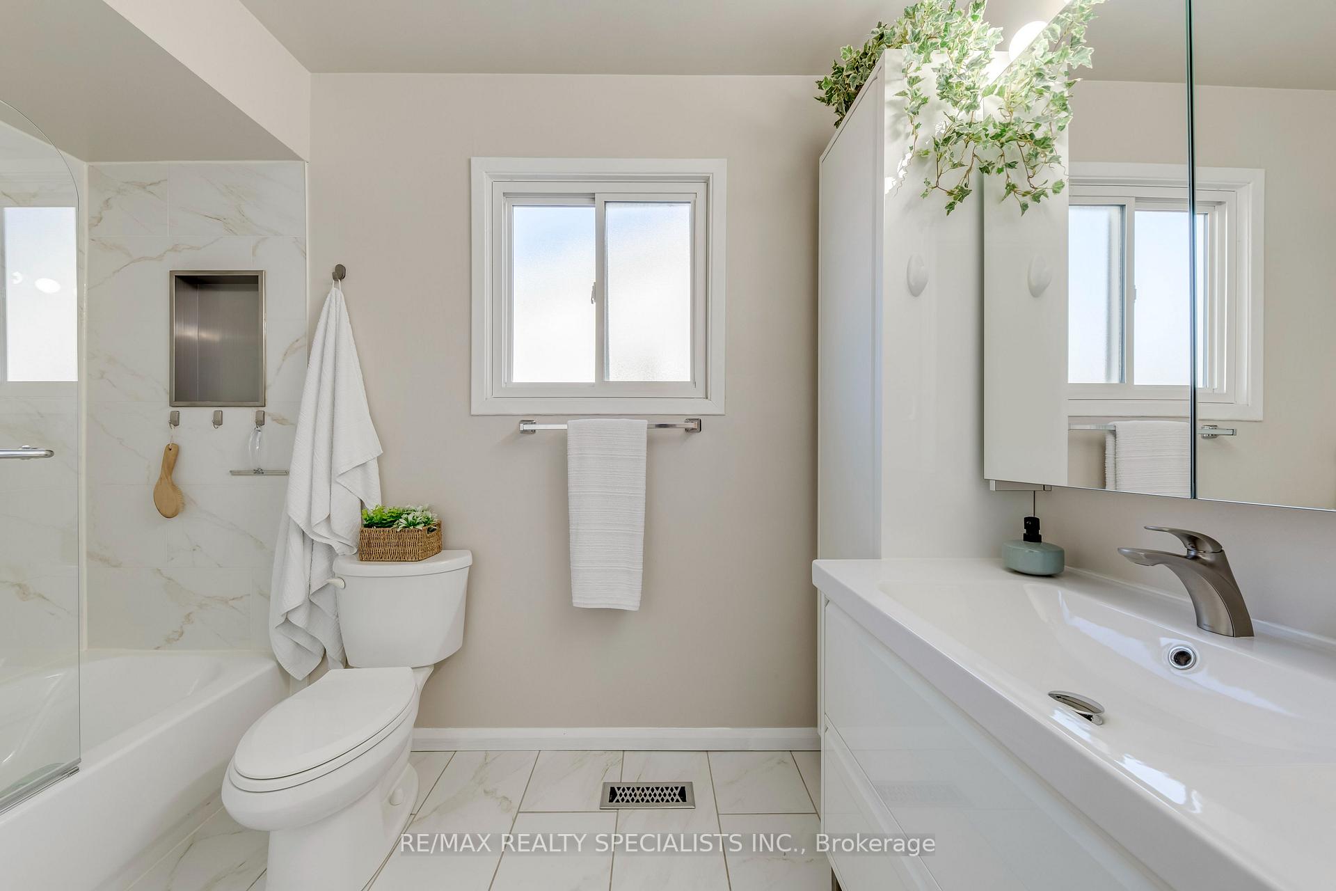 Photo 34 of 69 Winterfold Drive, Brampton, Madoc — HOMEH