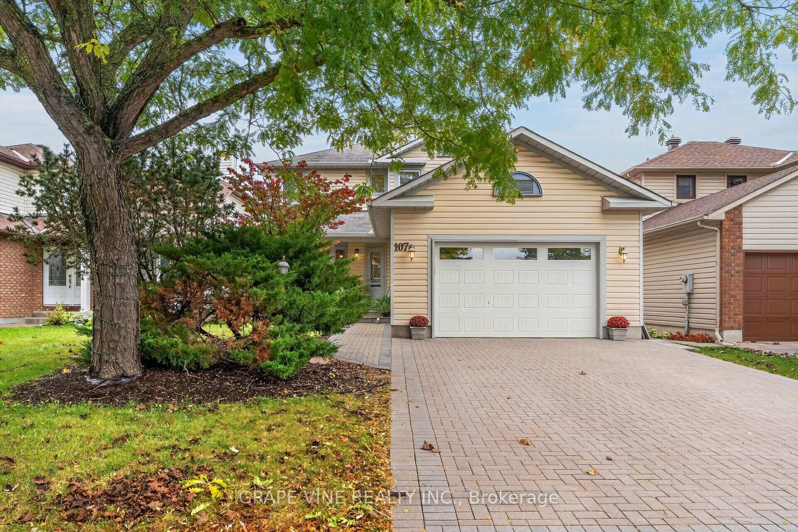 Photo 2 of 107 Tartan Drive, Ottawa, Barrhaven - Heritage Park — HOMEH