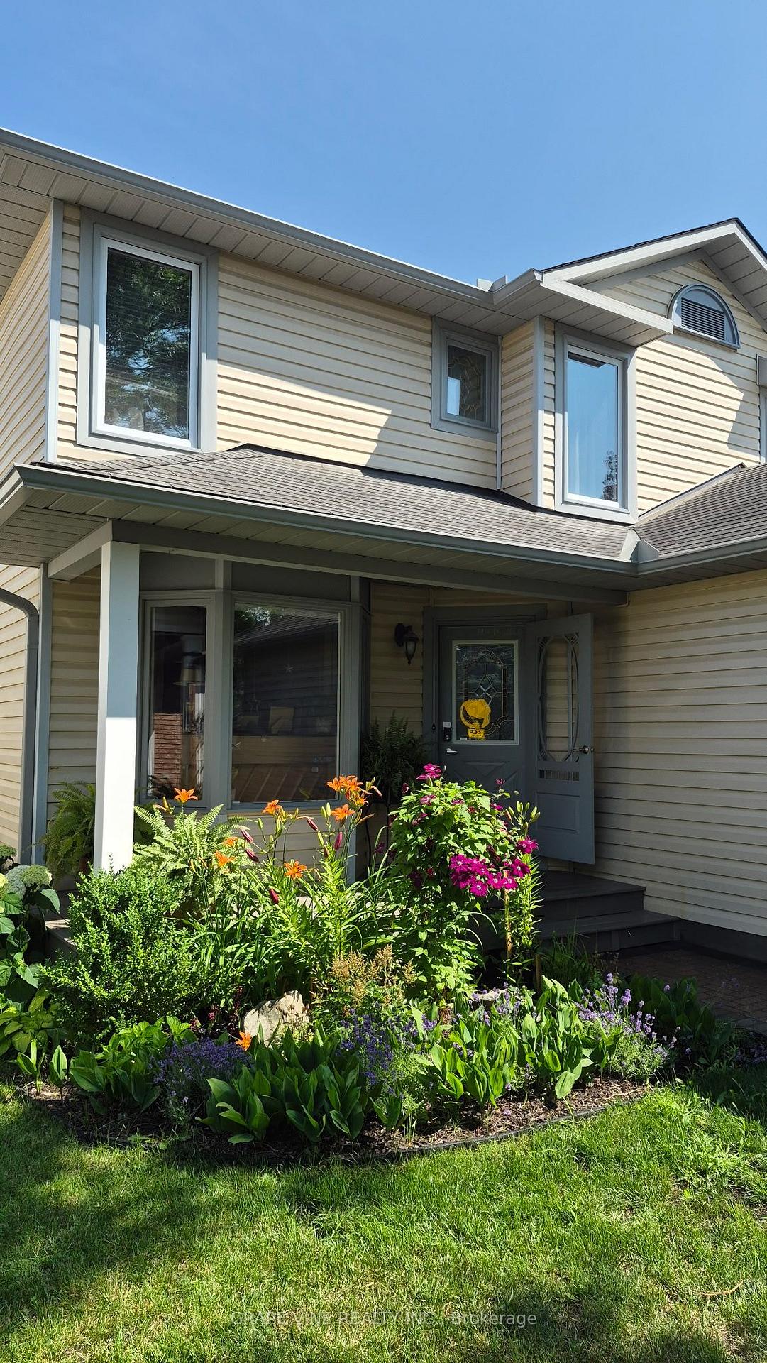 Photo 3 of 107 Tartan Drive, Ottawa, Barrhaven - Heritage Park — HOMEH
