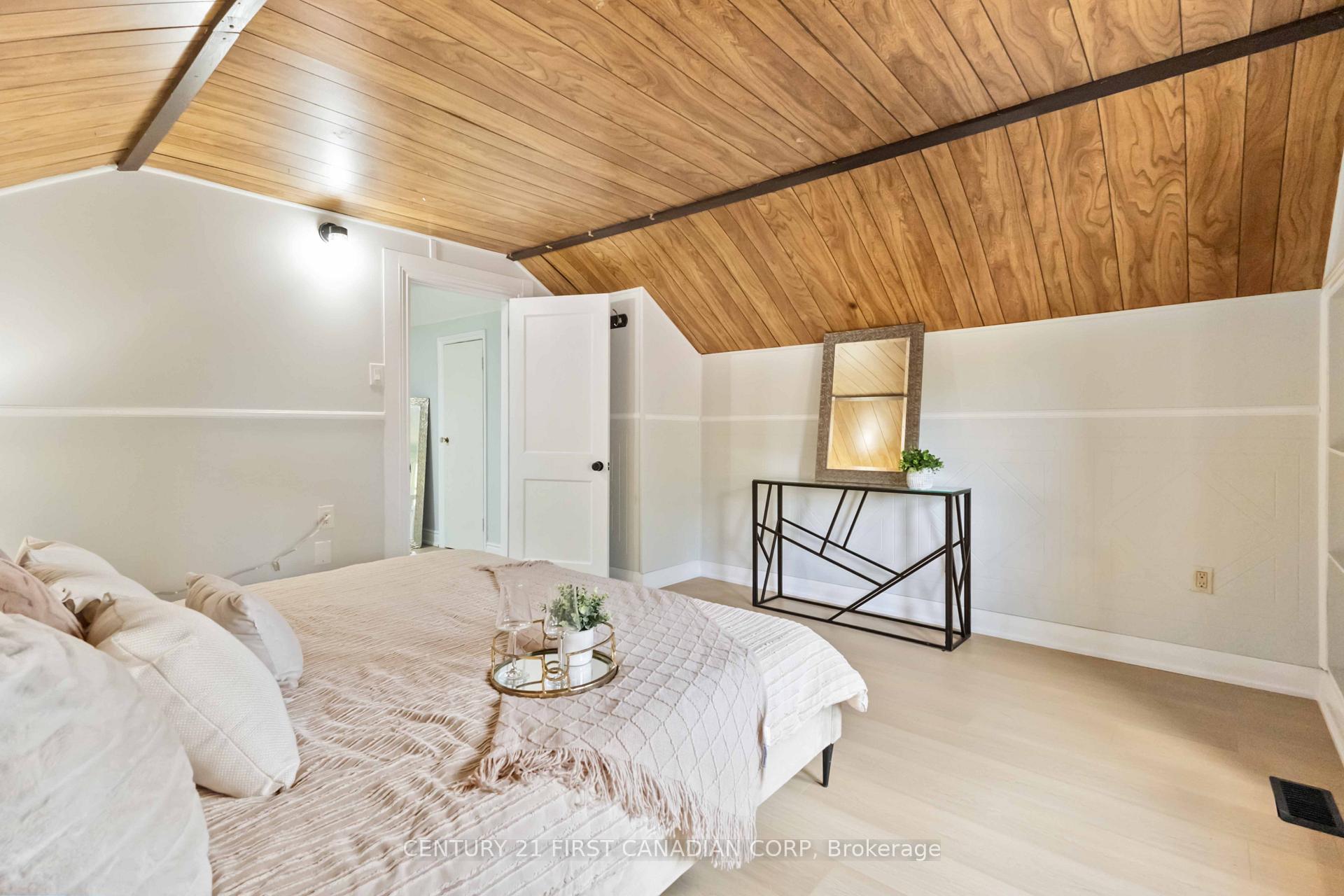 Photo 17 of 122 Windsor Crescent, London, South F — HOMEH