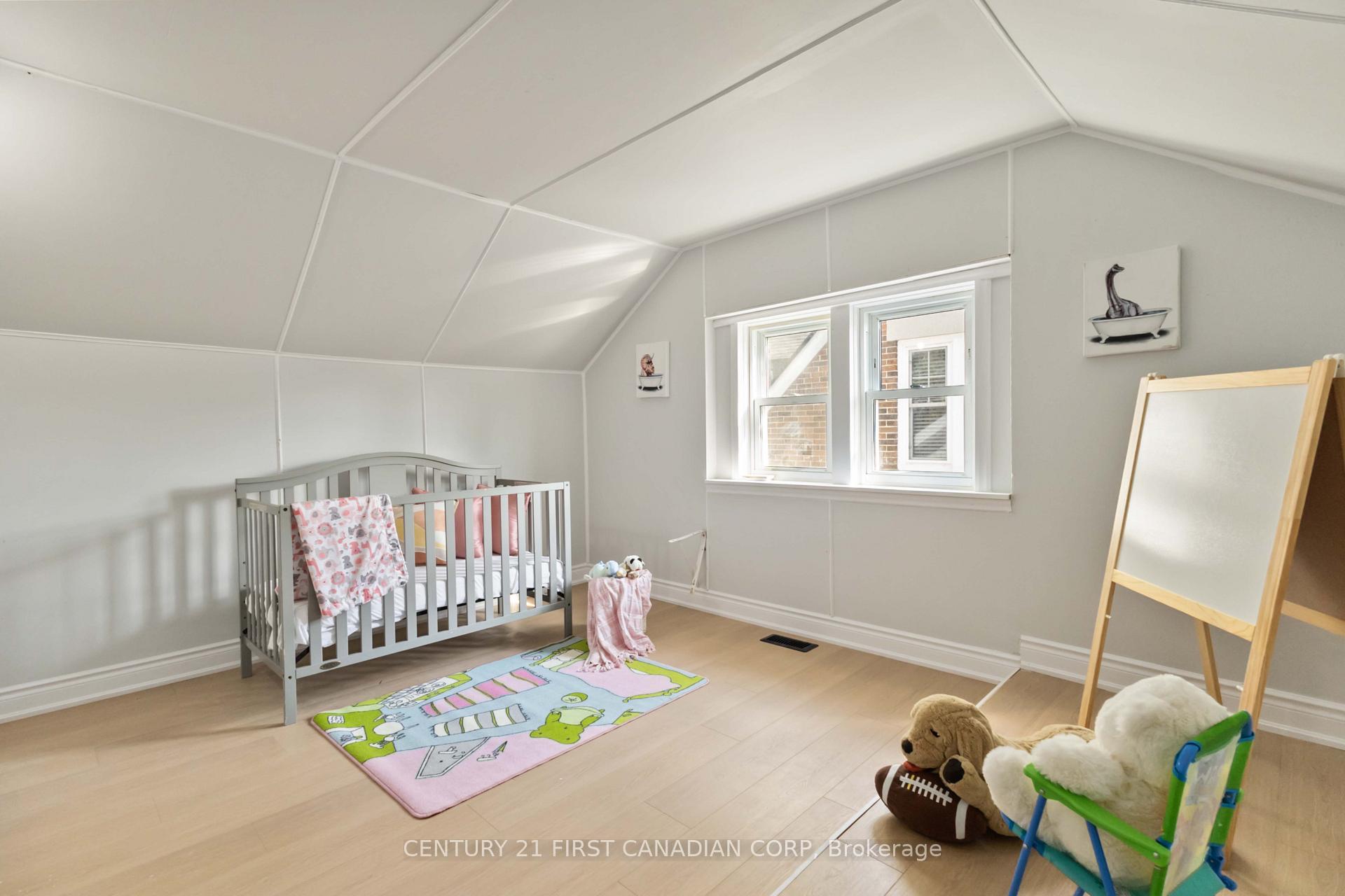 Photo 18 of 122 Windsor Crescent, London, South F — HOMEH