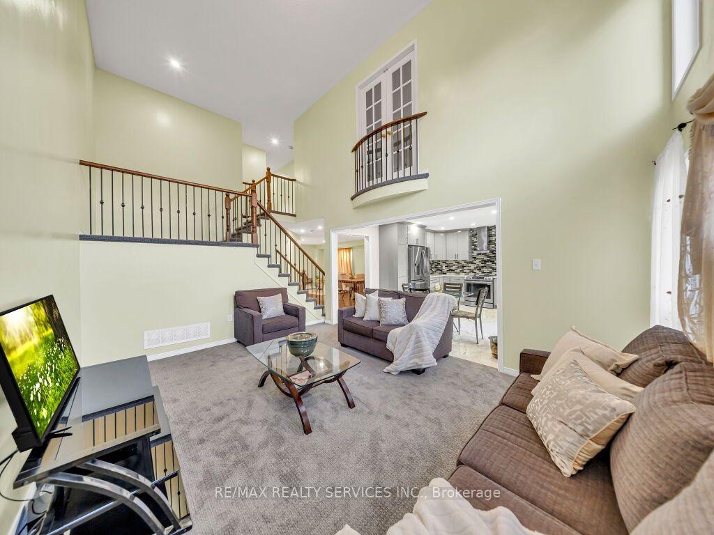 Photo 11 of 355 Edenbrook Hill Drive, Brampton, Fletcher's Meadow — HOMEH