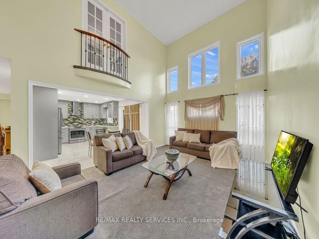 Photo 12 of 355 Edenbrook Hill Drive, Brampton, Fletcher's Meadow — HOMEH