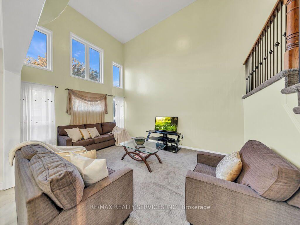 Photo 13 of 355 Edenbrook Hill Drive, Brampton, Fletcher's Meadow — HOMEH