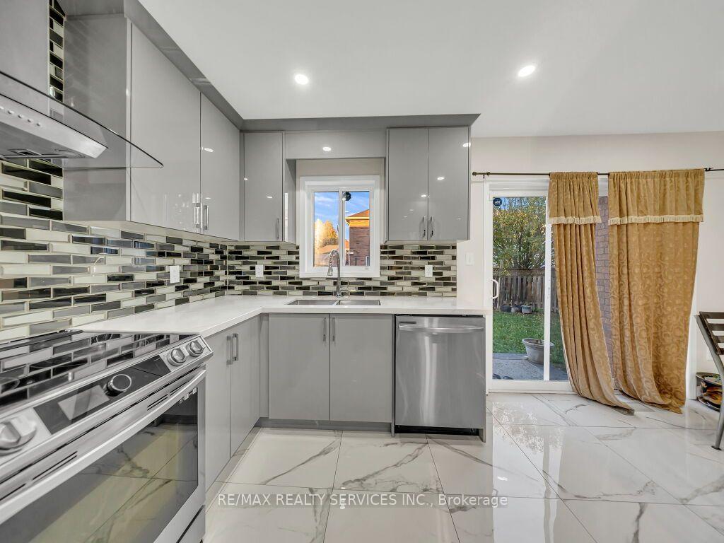 Photo 17 of 355 Edenbrook Hill Drive, Brampton, Fletcher's Meadow — HOMEH