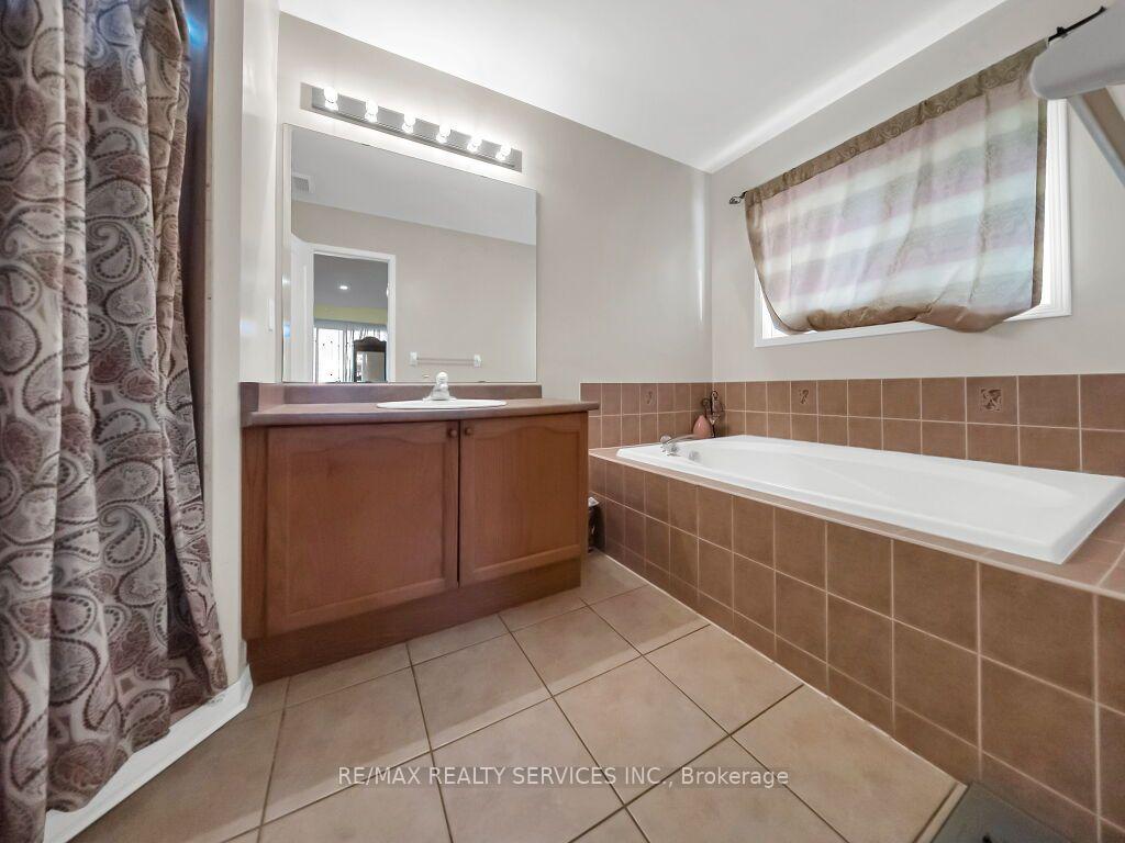 Photo 25 of 355 Edenbrook Hill Drive, Brampton, Fletcher's Meadow — HOMEH