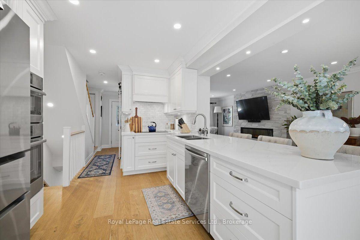 Photo 9 of Unit 5, 2120 Marine Drive, Oakville, Bronte — HOMEH