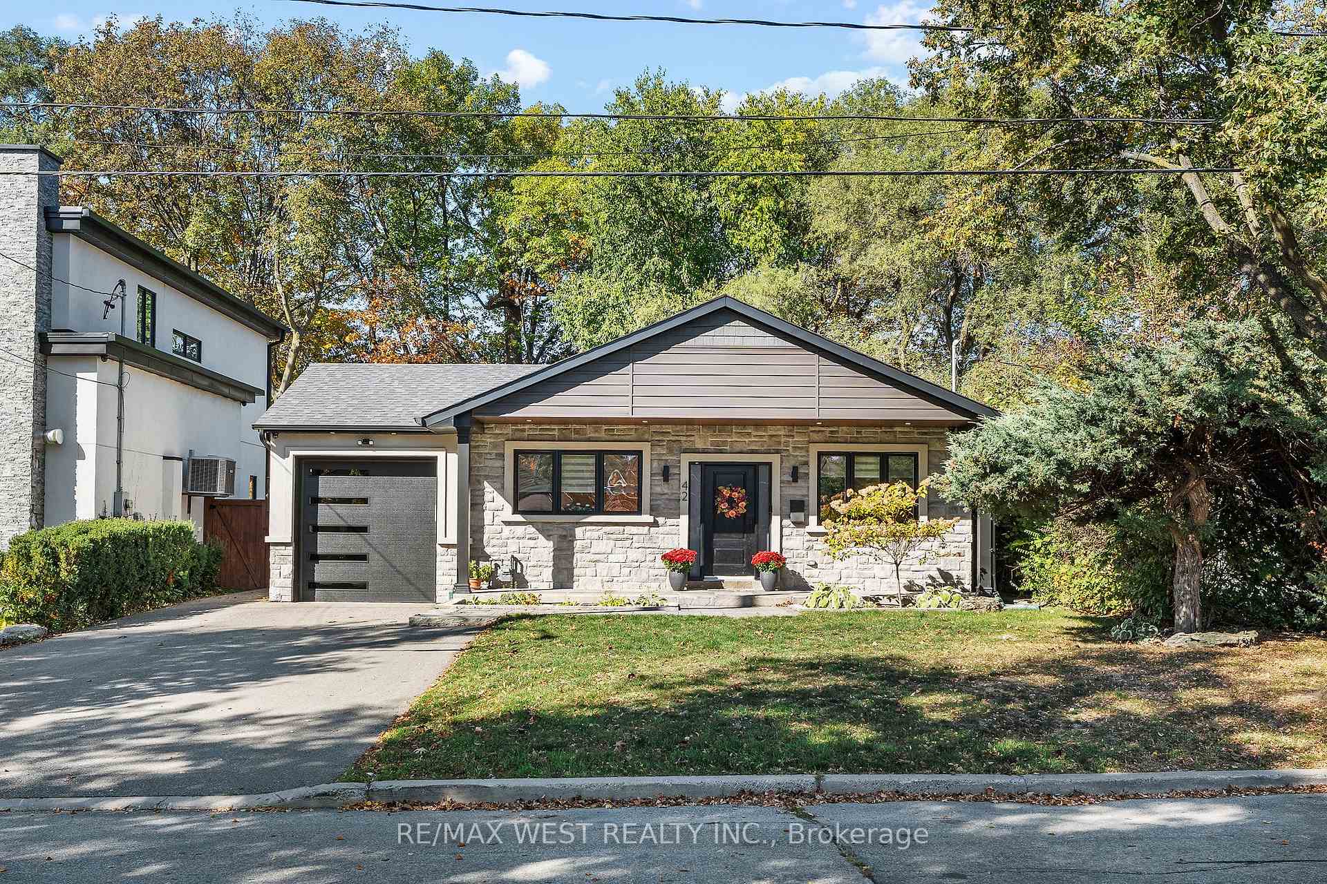 Photo 1 of 42 Woolton Crescent, North York, Brookhaven-Amesbury — HOMEH