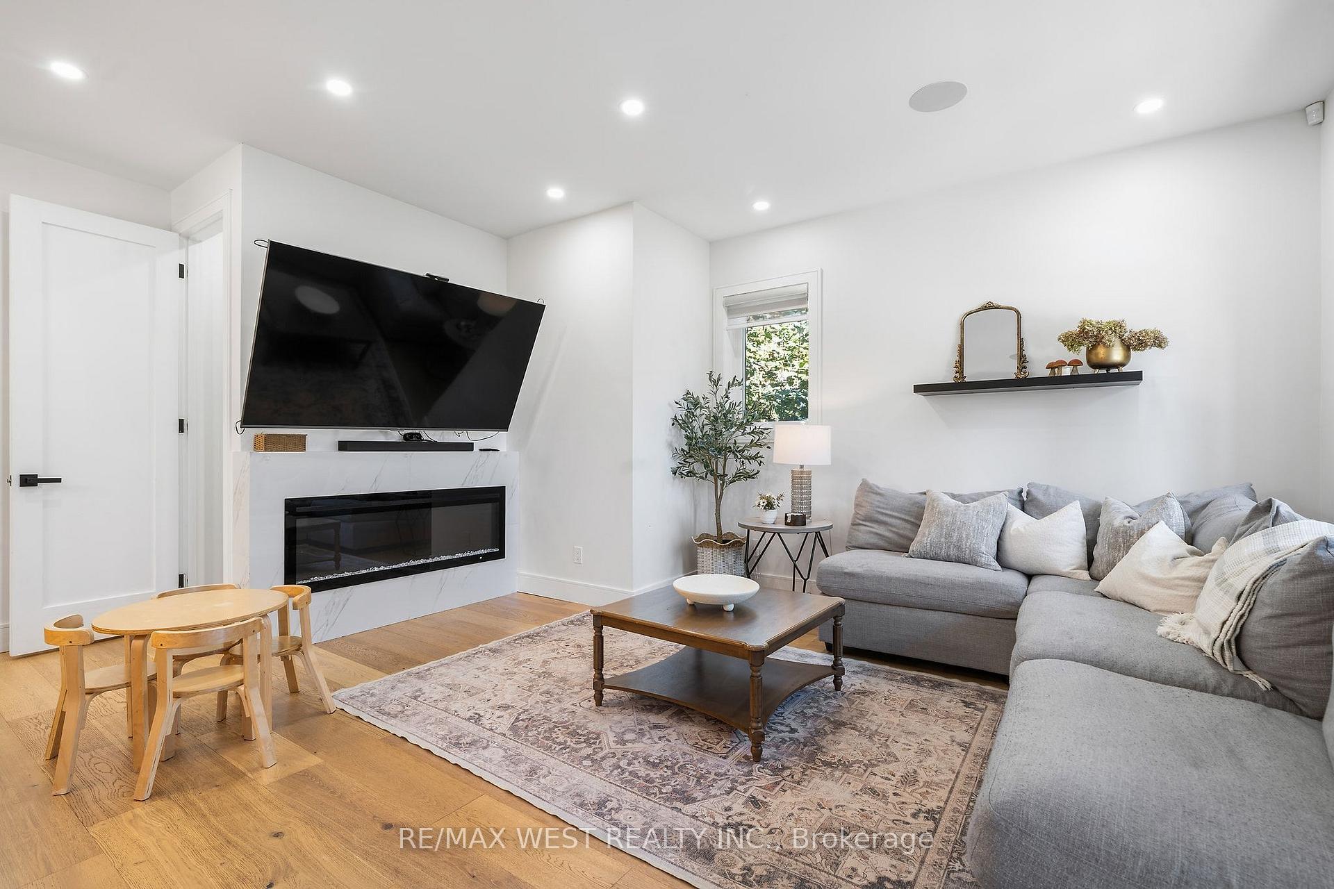 Photo 2 of 42 Woolton Crescent, North York, Brookhaven-Amesbury — HOMEH