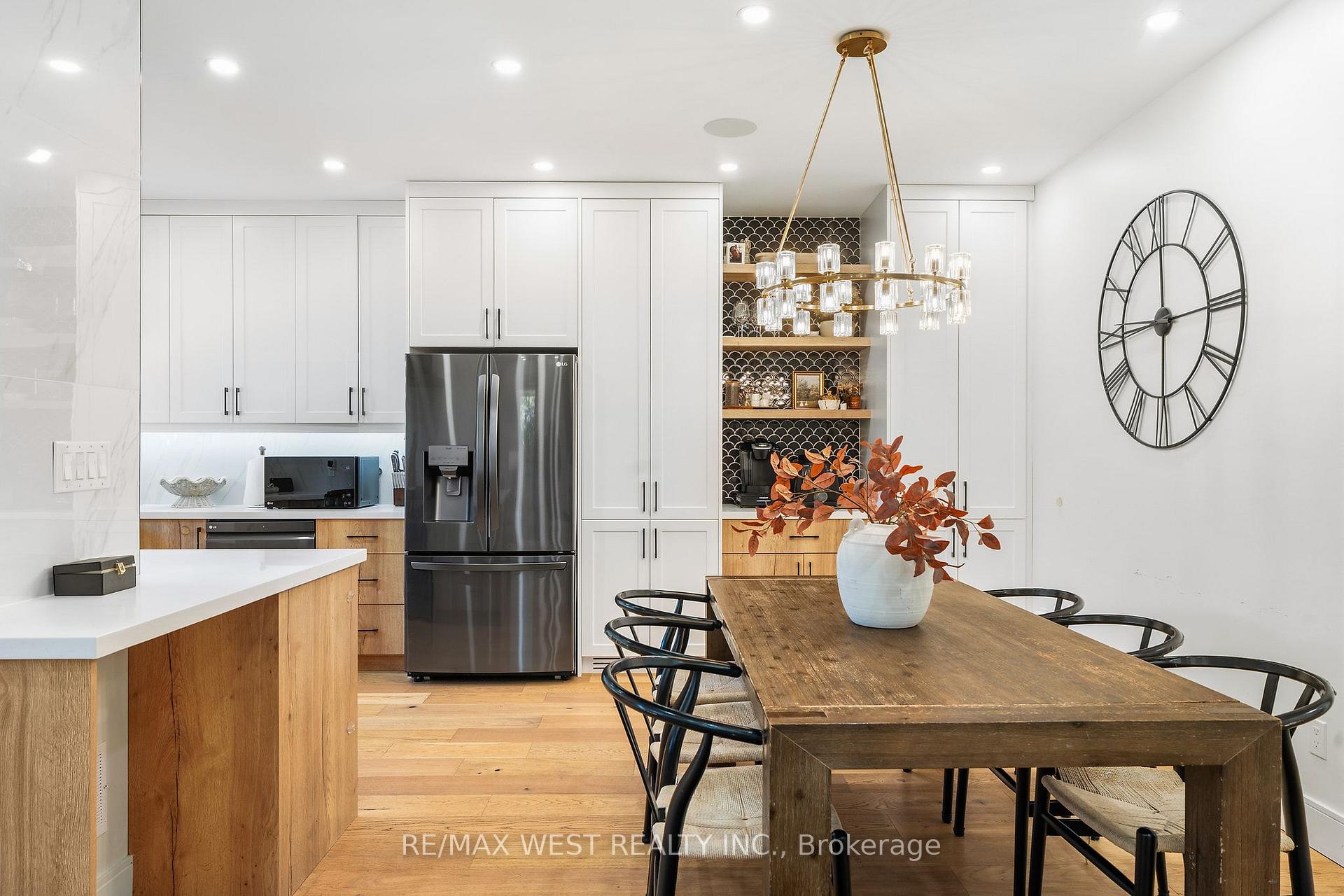 Photo 3 of 42 Woolton Crescent, North York, Brookhaven-Amesbury — HOMEH