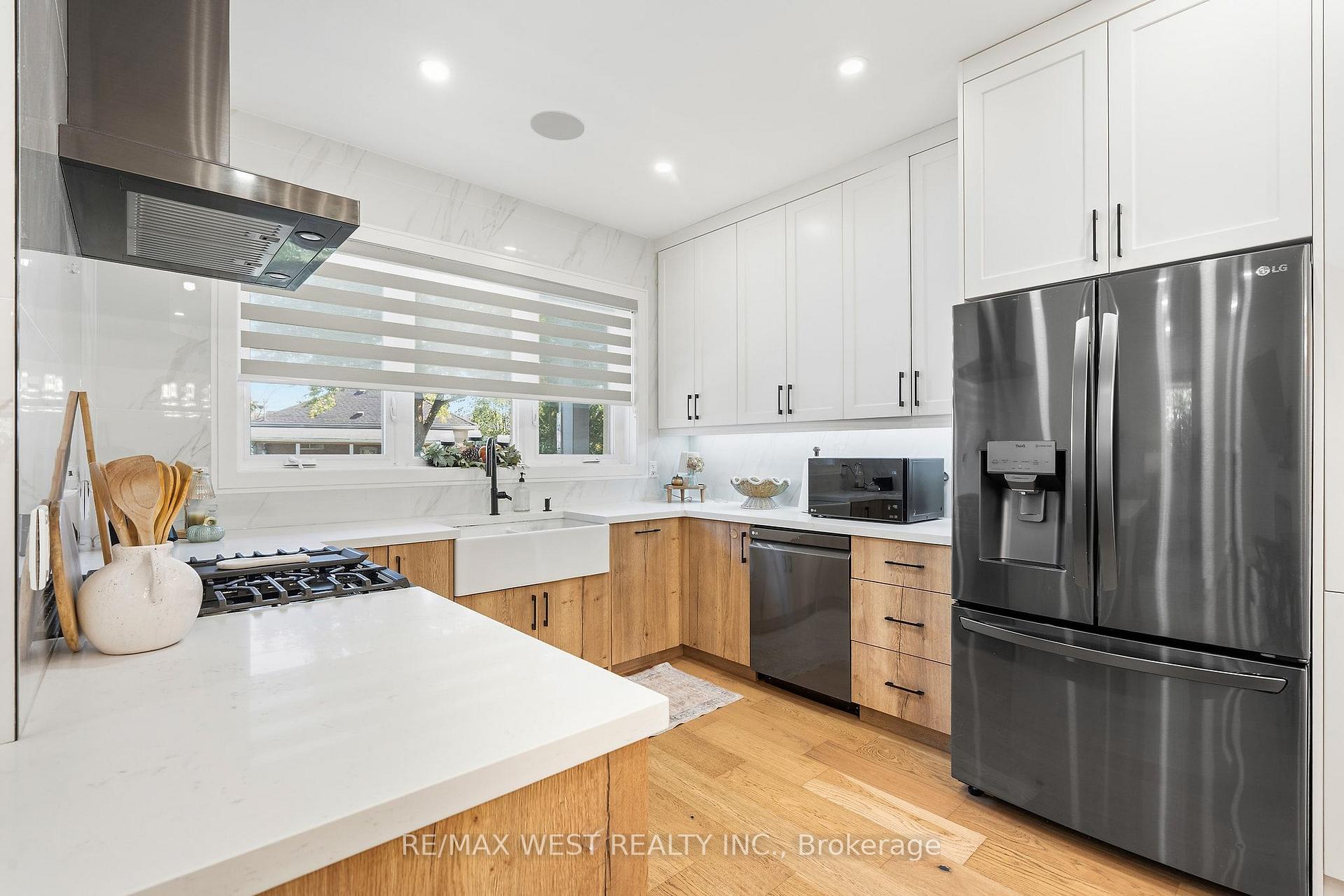Photo 4 of 42 Woolton Crescent, North York, Brookhaven-Amesbury — HOMEH