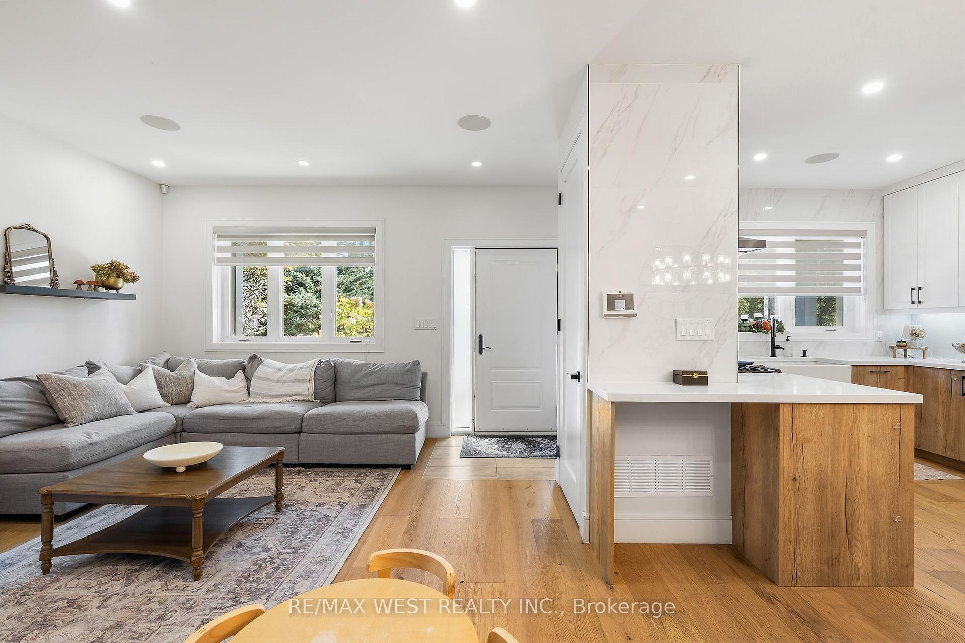 Photo 5 of 42 Woolton Crescent, North York, Brookhaven-Amesbury — HOMEH