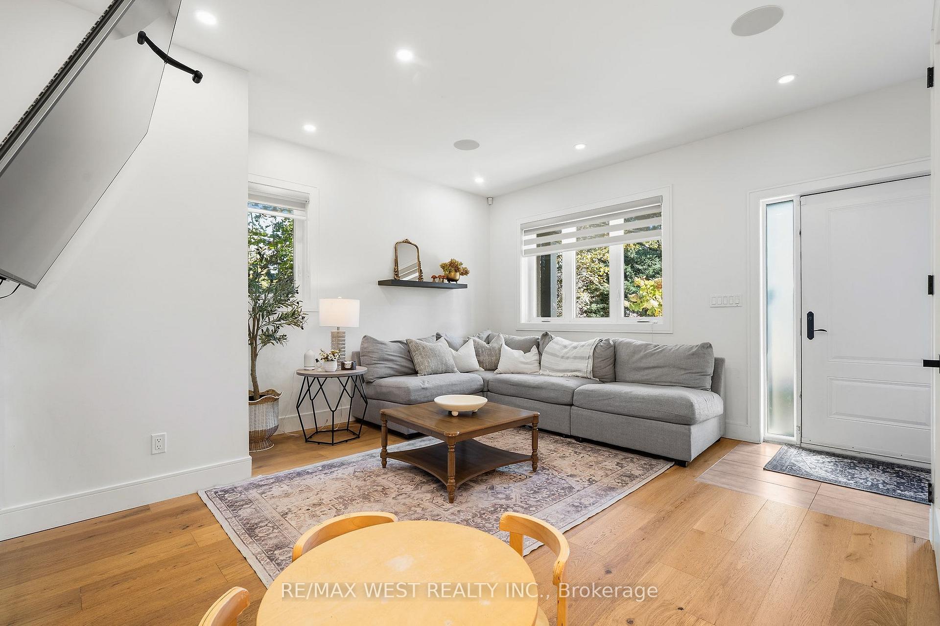 Photo 6 of 42 Woolton Crescent, North York, Brookhaven-Amesbury — HOMEH