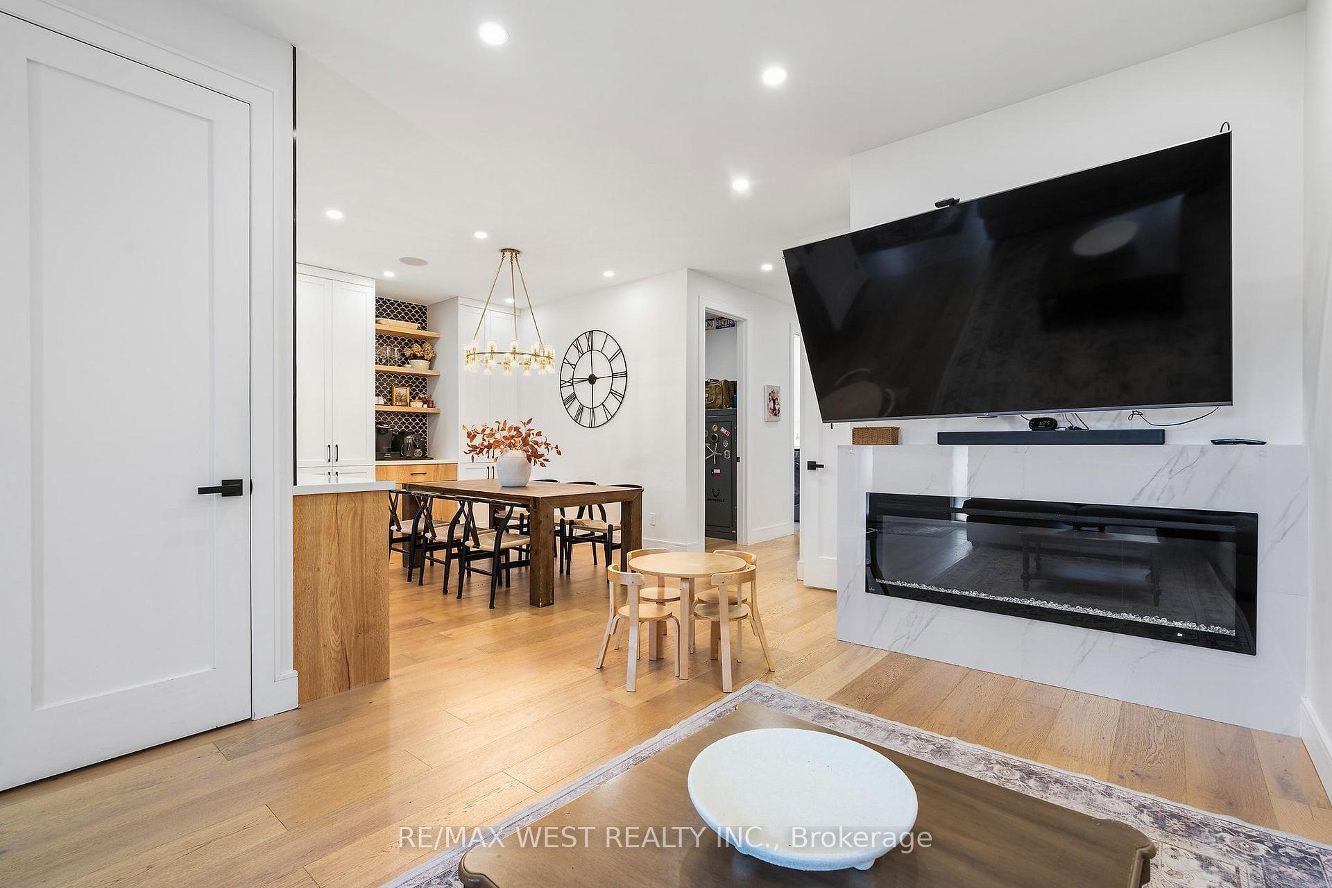 Photo 7 of 42 Woolton Crescent, North York, Brookhaven-Amesbury — HOMEH