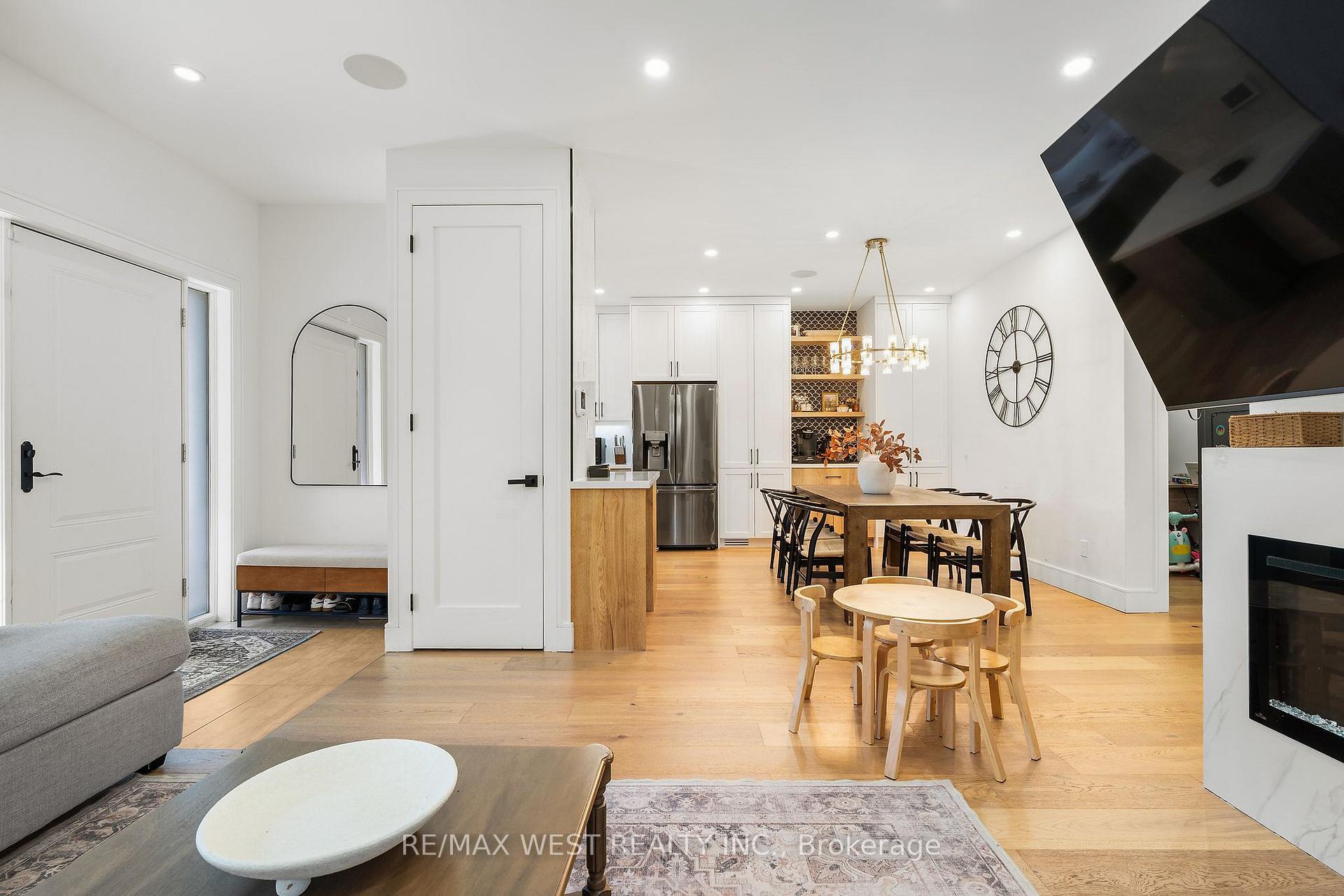 Photo 8 of 42 Woolton Crescent, North York, Brookhaven-Amesbury — HOMEH