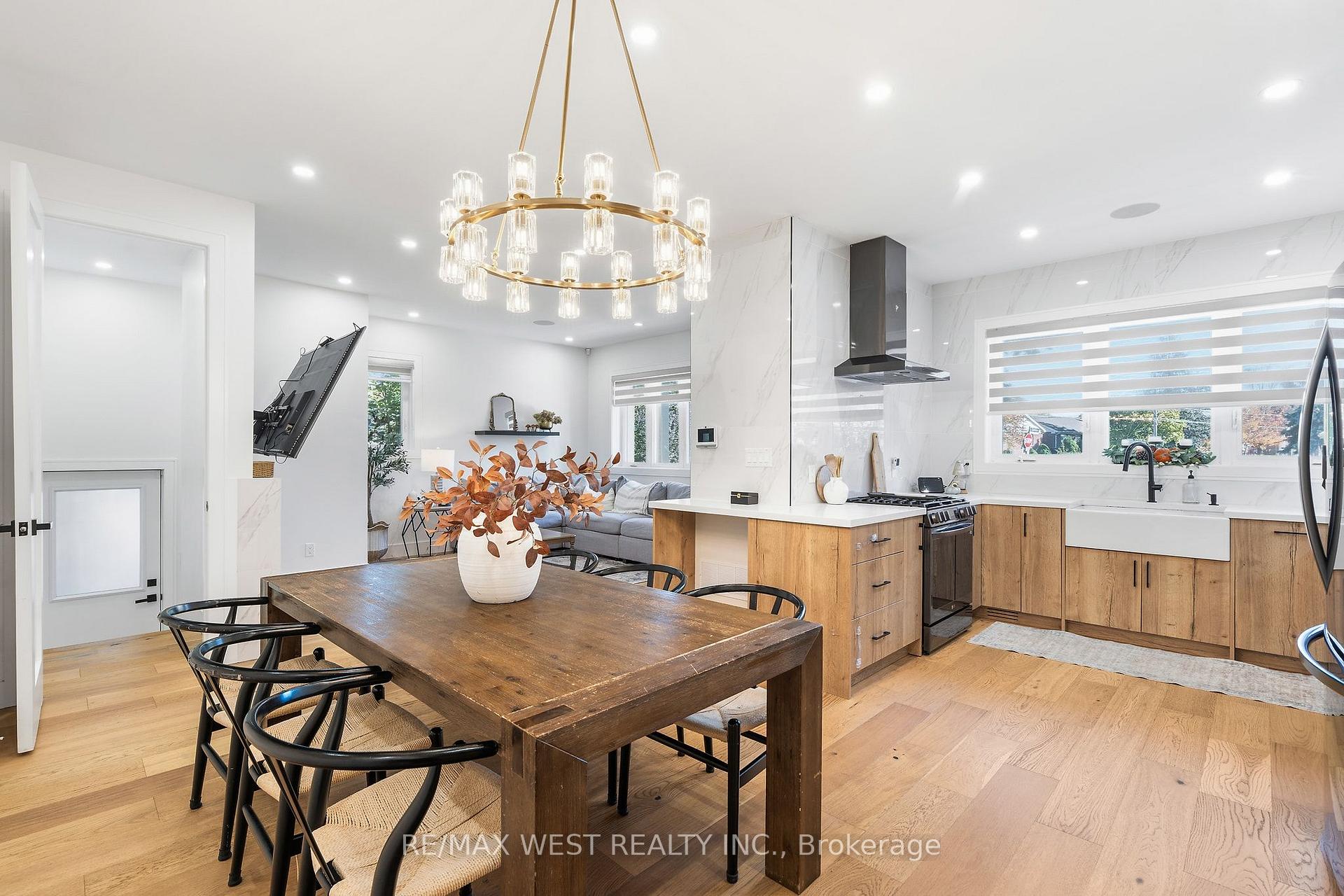Photo 10 of 42 Woolton Crescent, North York, Brookhaven-Amesbury — HOMEH