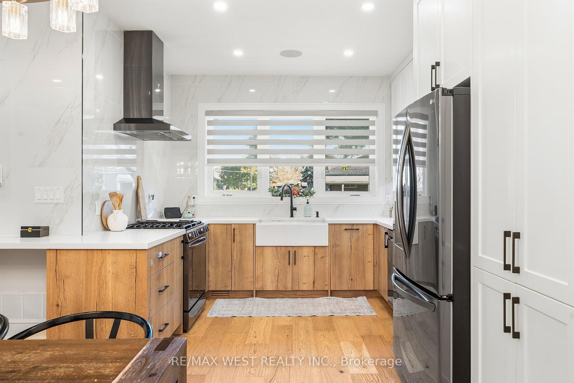 Photo 12 of 42 Woolton Crescent, North York, Brookhaven-Amesbury — HOMEH