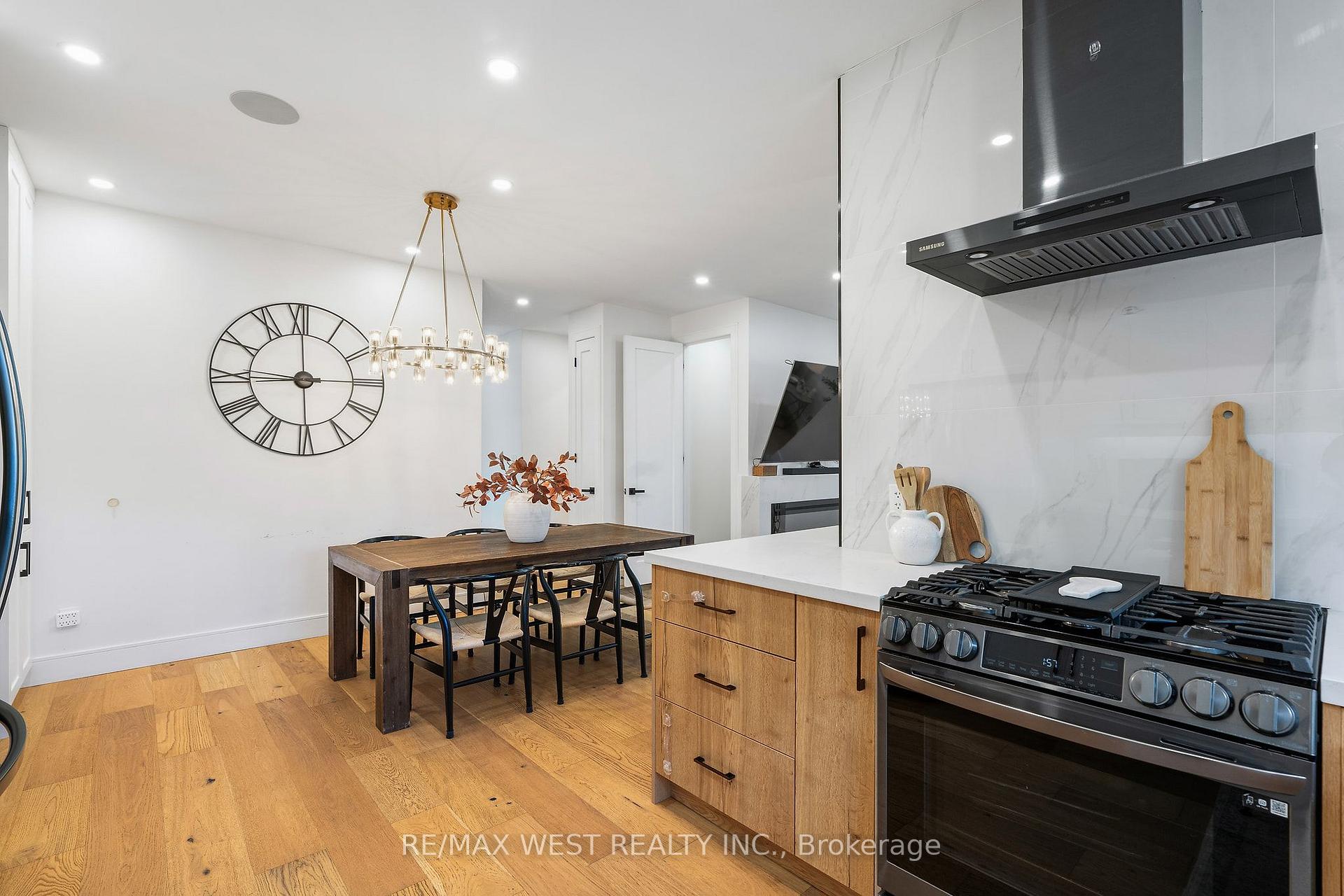 Photo 14 of 42 Woolton Crescent, North York, Brookhaven-Amesbury — HOMEH