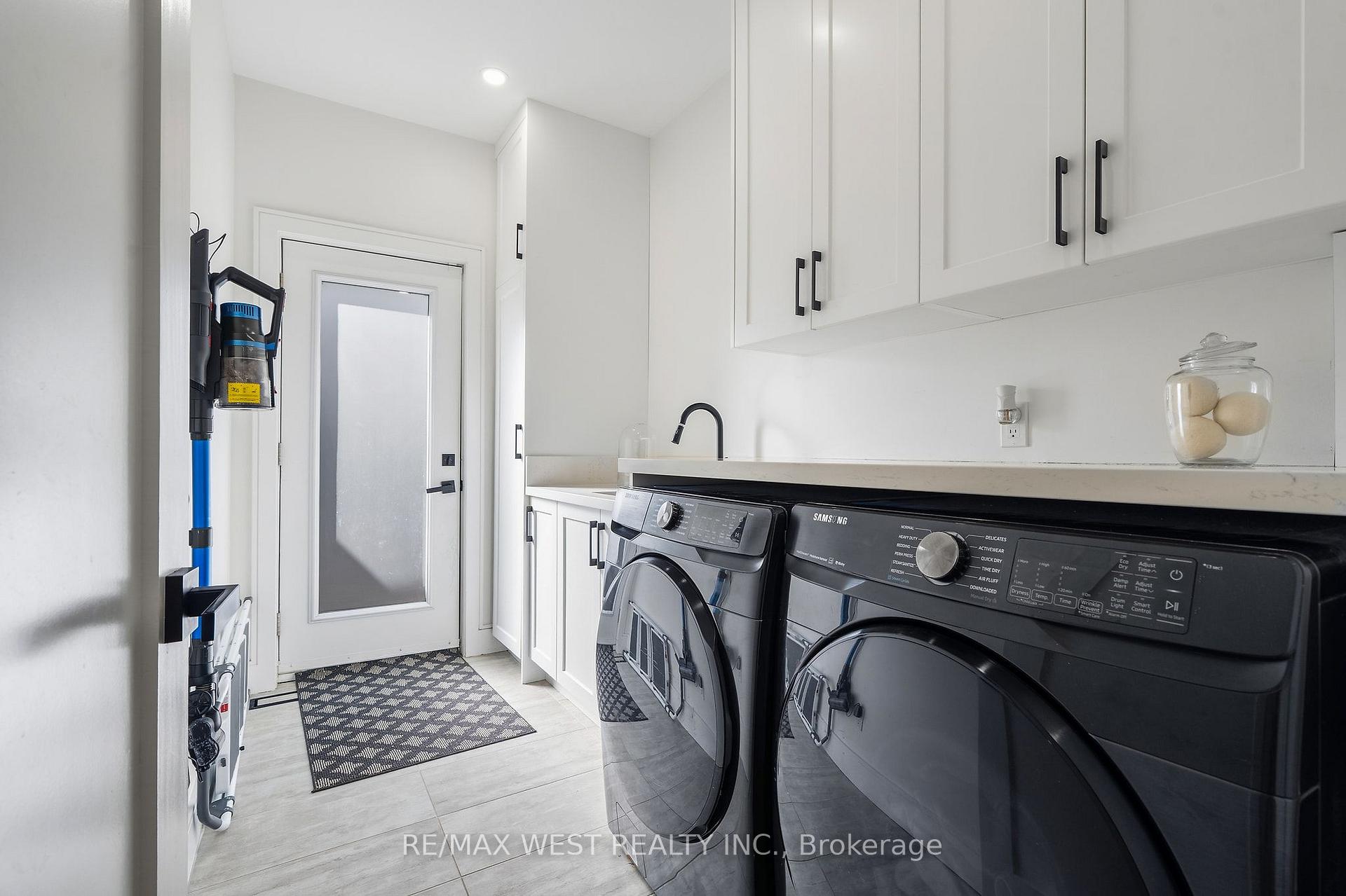 Photo 16 of 42 Woolton Crescent, North York, Brookhaven-Amesbury — HOMEH