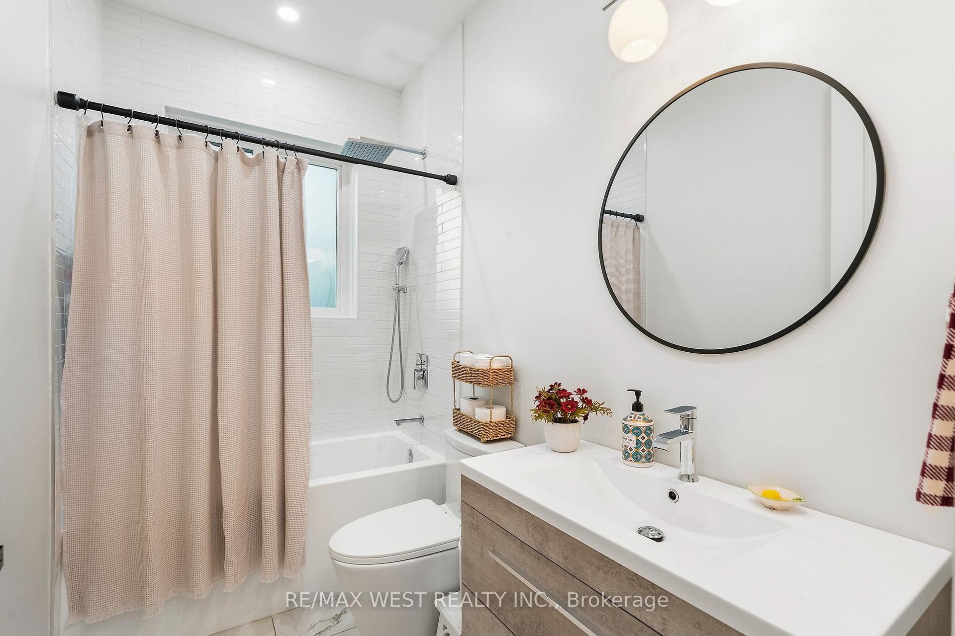 Photo 17 of 42 Woolton Crescent, North York, Brookhaven-Amesbury — HOMEH