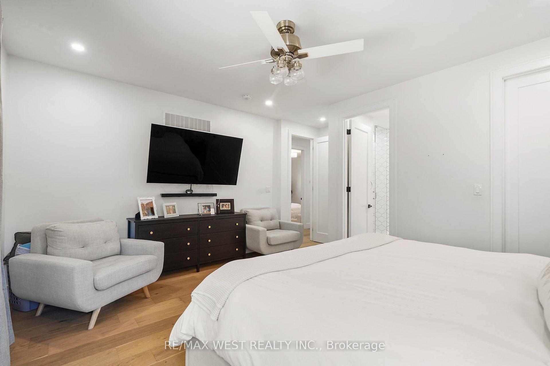 Photo 23 of 42 Woolton Crescent, North York, Brookhaven-Amesbury — HOMEH