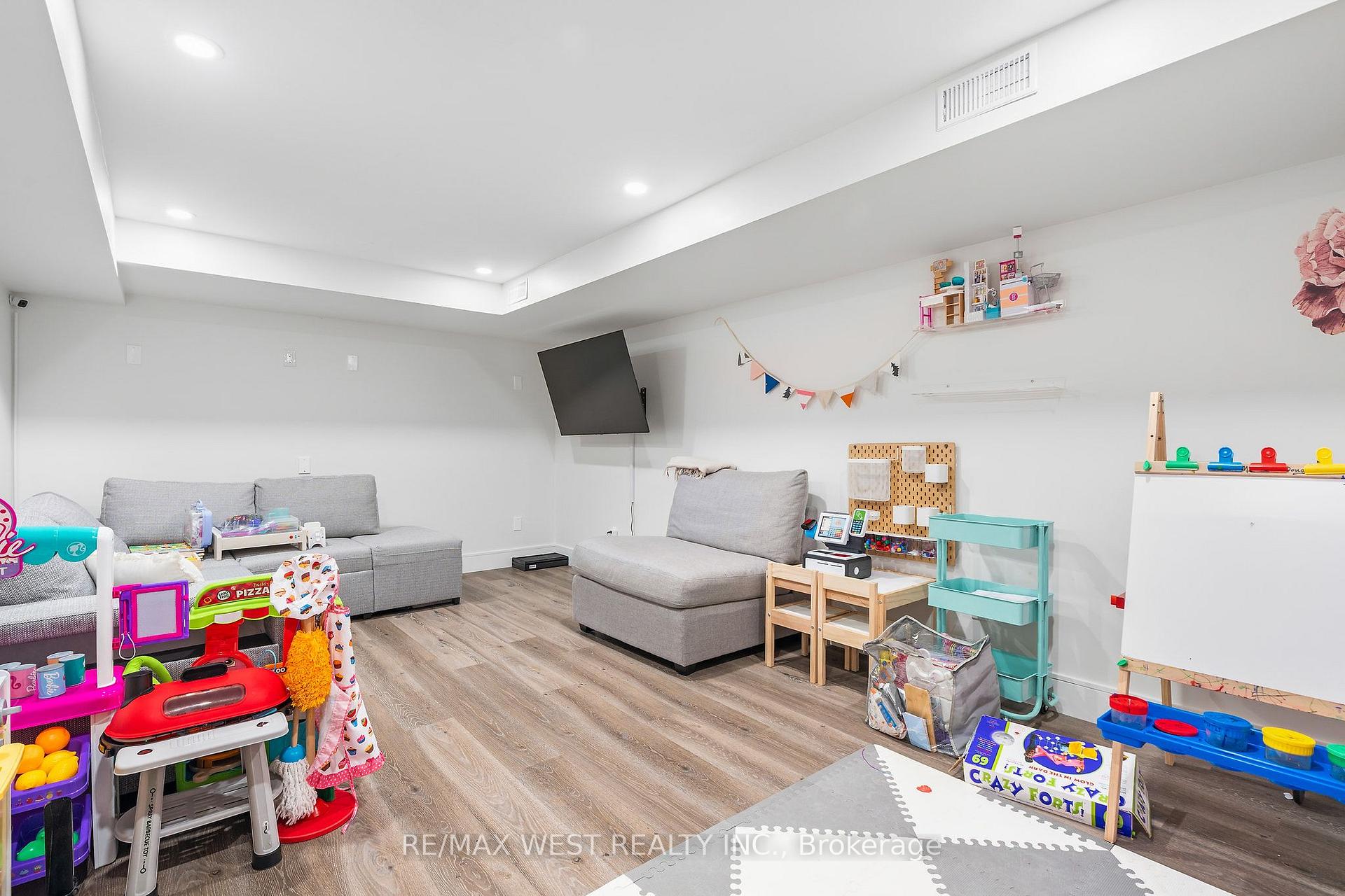 Photo 29 of 42 Woolton Crescent, North York, Brookhaven-Amesbury — HOMEH