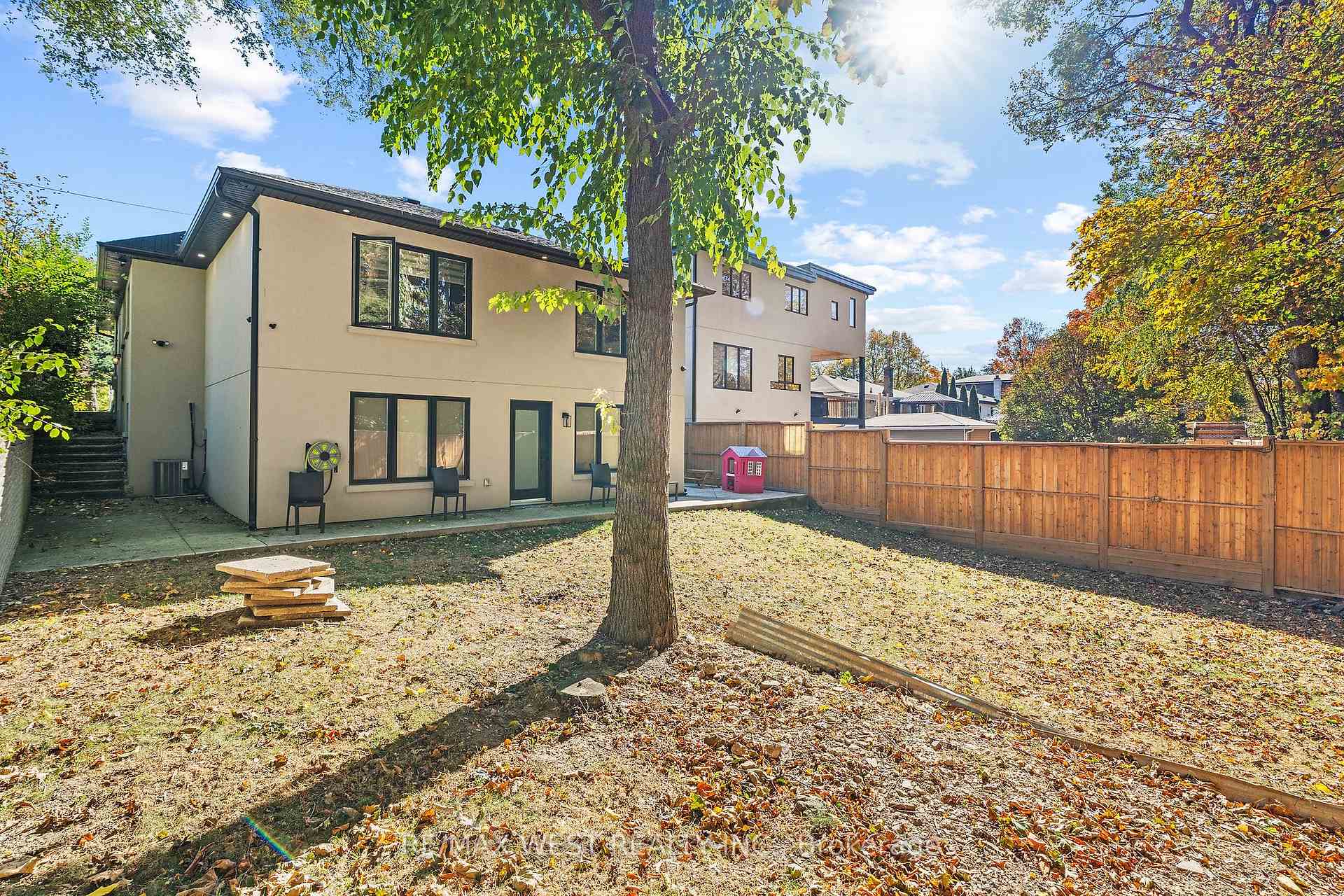 Photo 33 of 42 Woolton Crescent, North York, Brookhaven-Amesbury — HOMEH