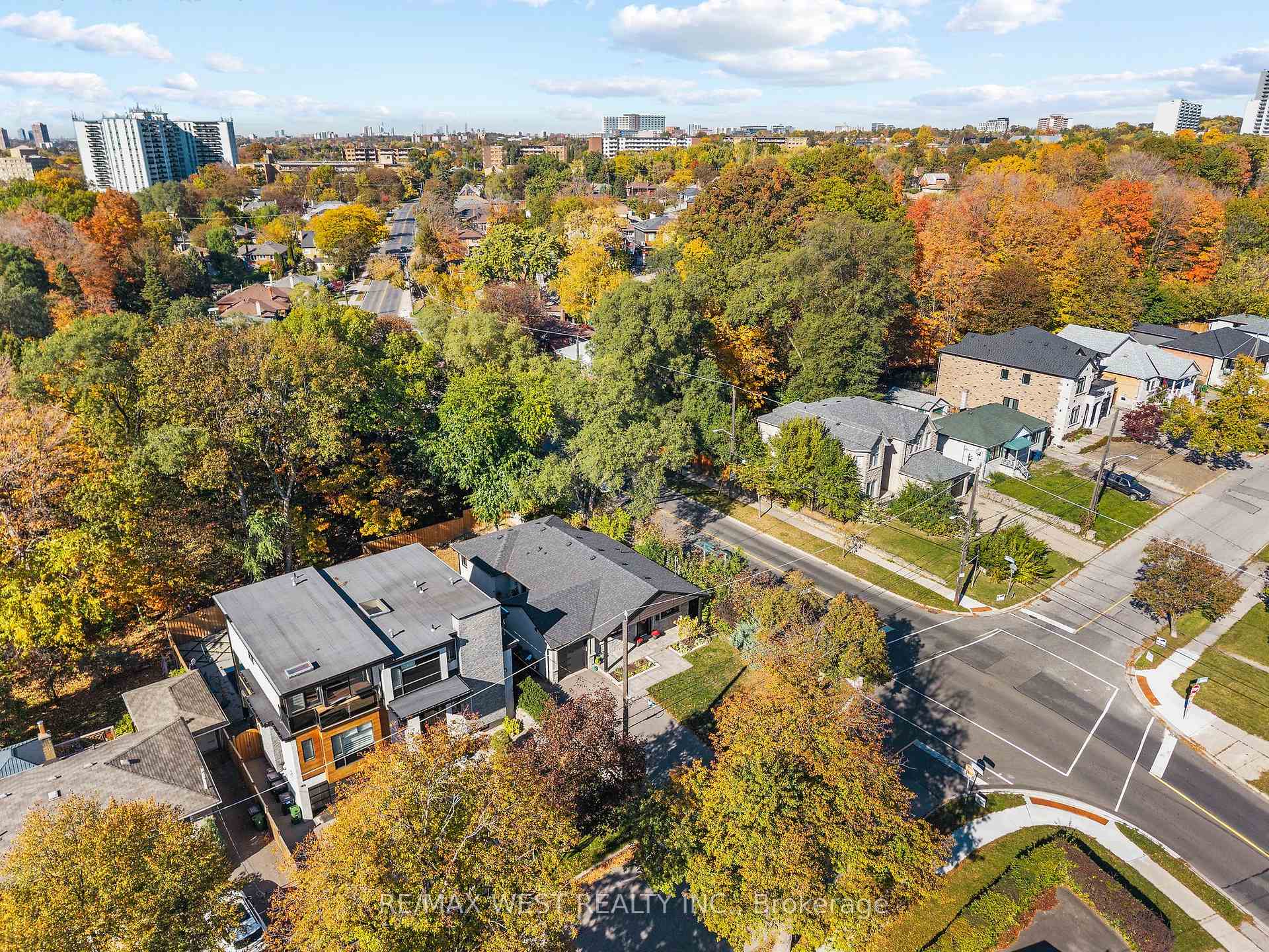 Photo 34 of 42 Woolton Crescent, North York, Brookhaven-Amesbury — HOMEH