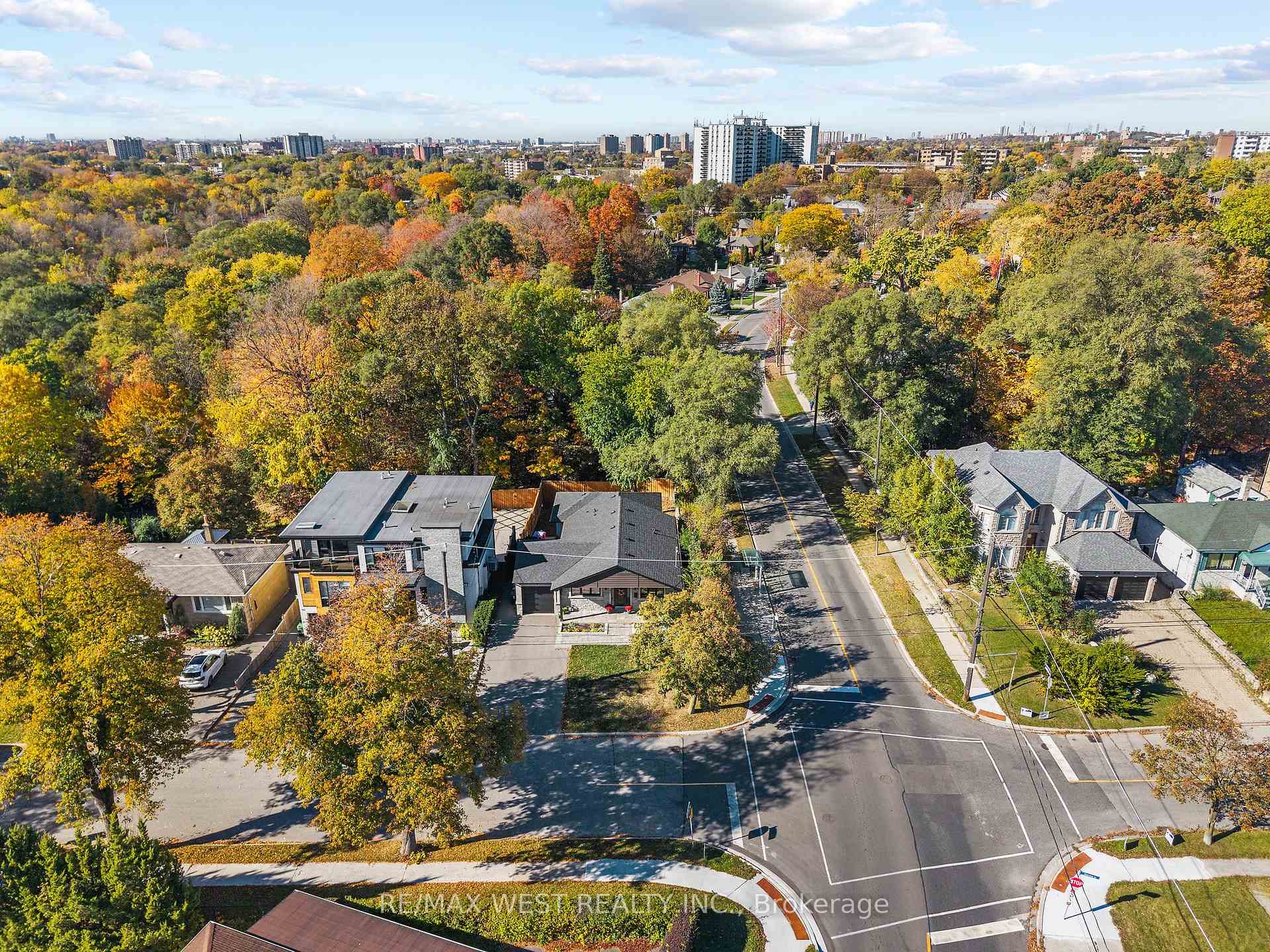 Photo 35 of 42 Woolton Crescent, North York, Brookhaven-Amesbury — HOMEH