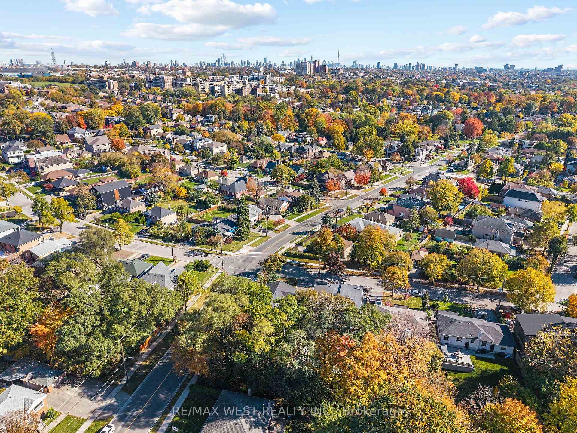 Photo 36 of 42 Woolton Crescent, North York, Brookhaven-Amesbury — HOMEH