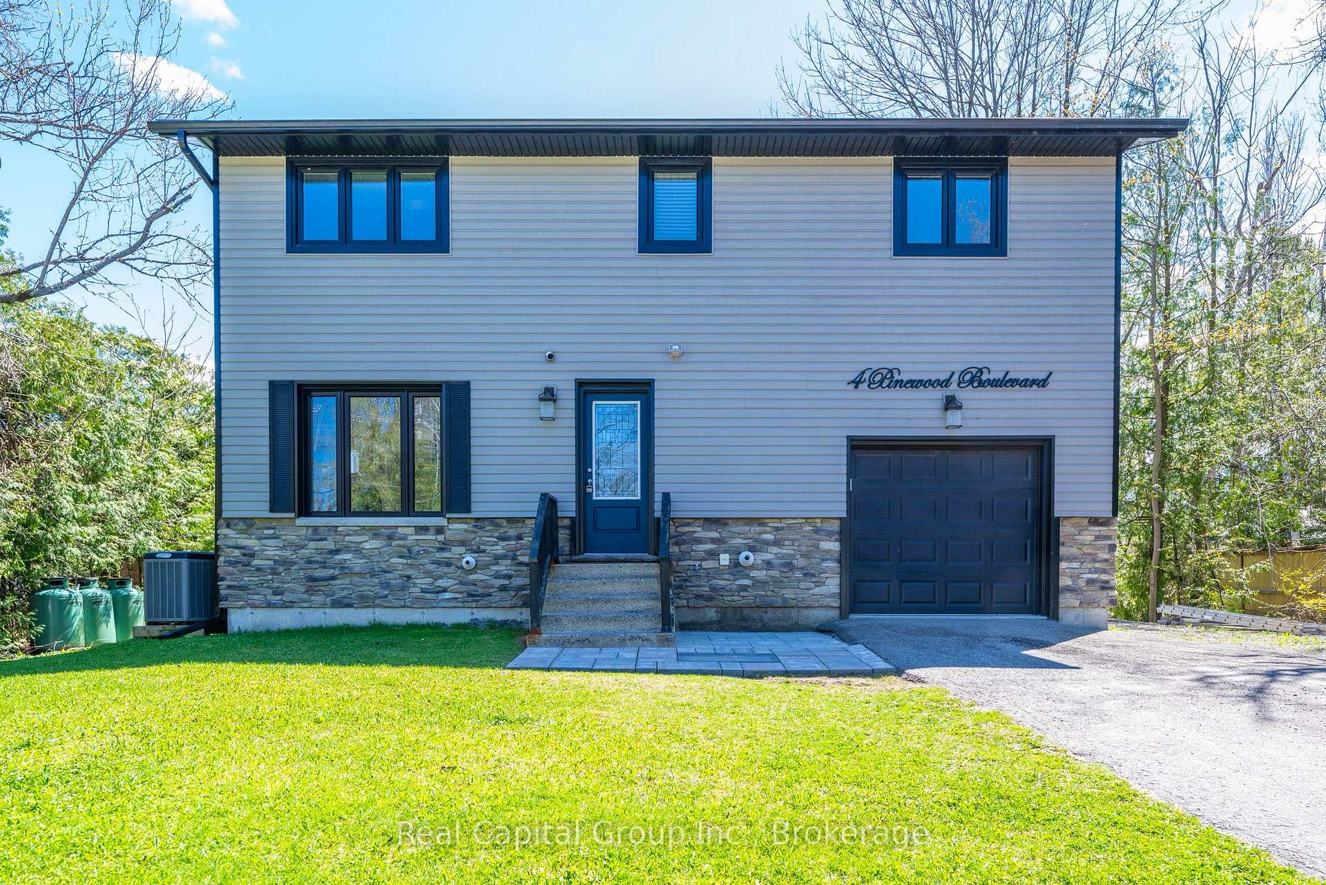 Photo of 4 Pinewood Boulevard