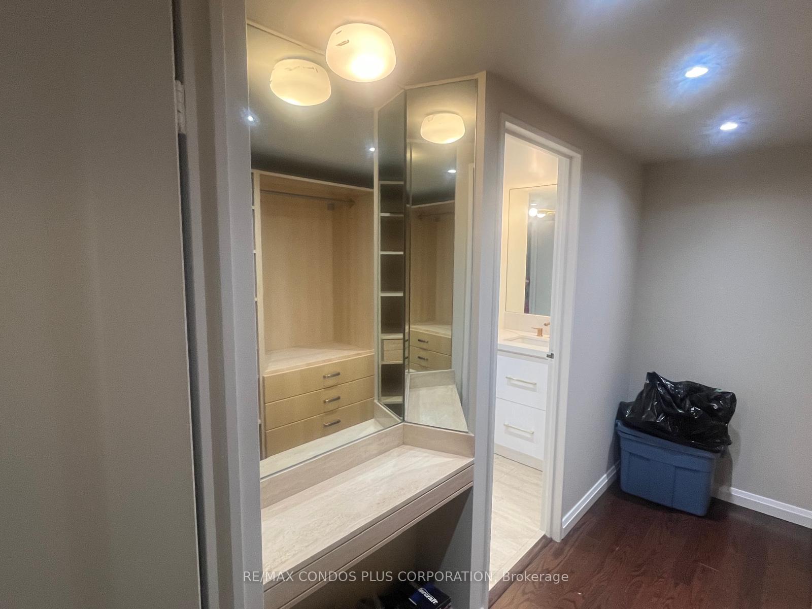 Photo 10 of Unit 2302, 65 Harbour Square, Toronto, Waterfront Communities — HOMEH