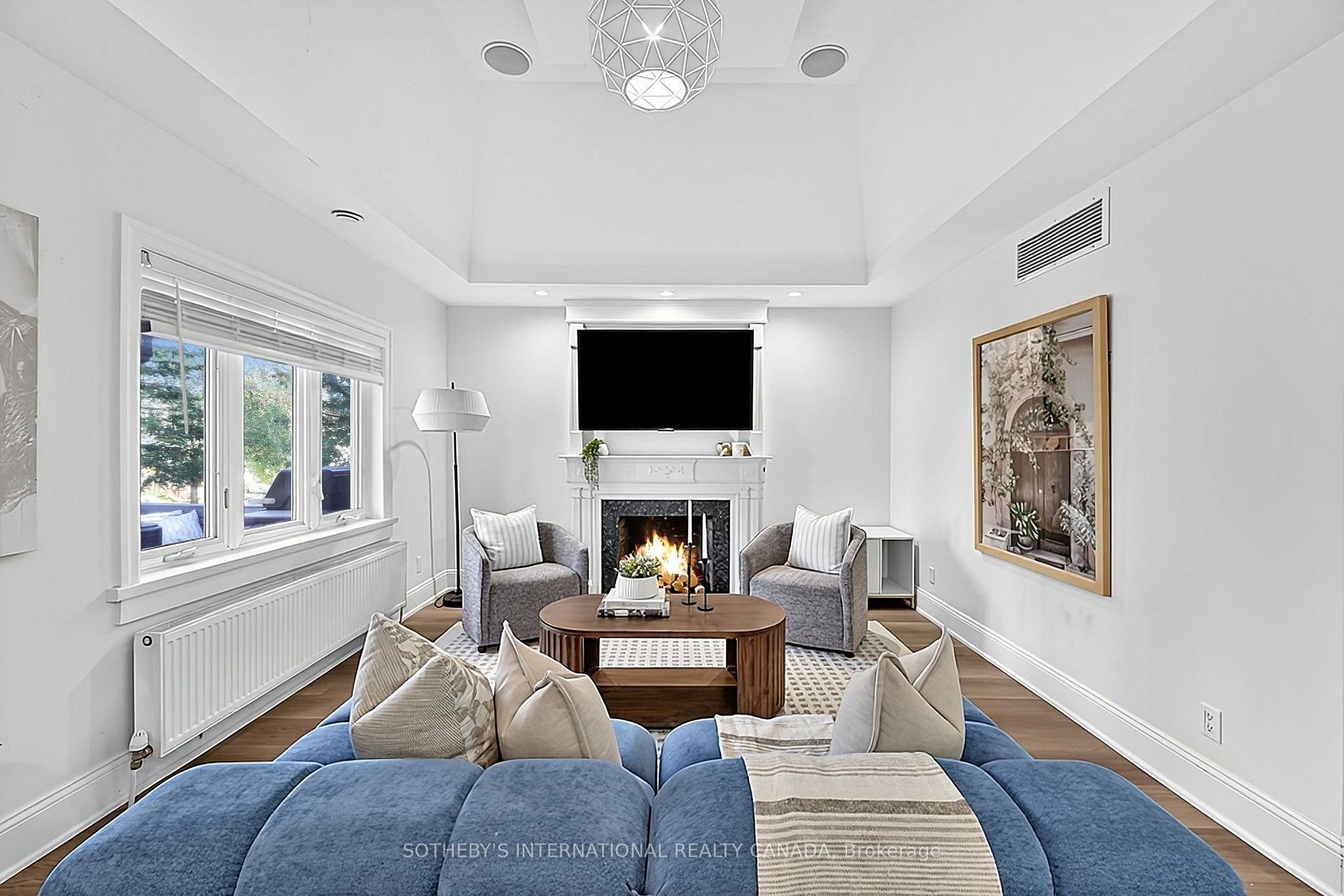 Photo 2 of 16 Smithfield Drive, Etobicoke, Stonegate-Queensway — HOMEH