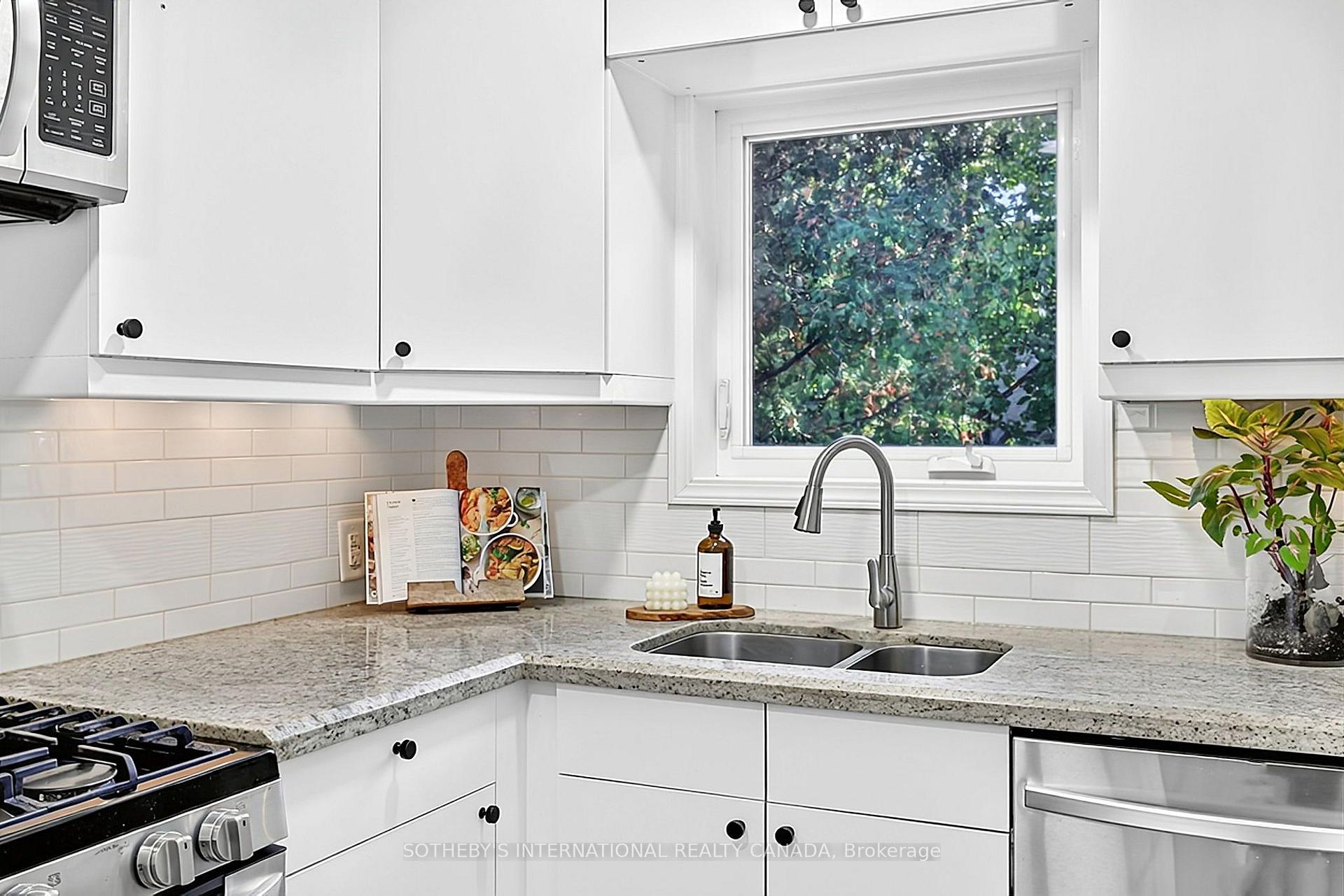 Photo 3 of 16 Smithfield Drive, Etobicoke, Stonegate-Queensway — HOMEH