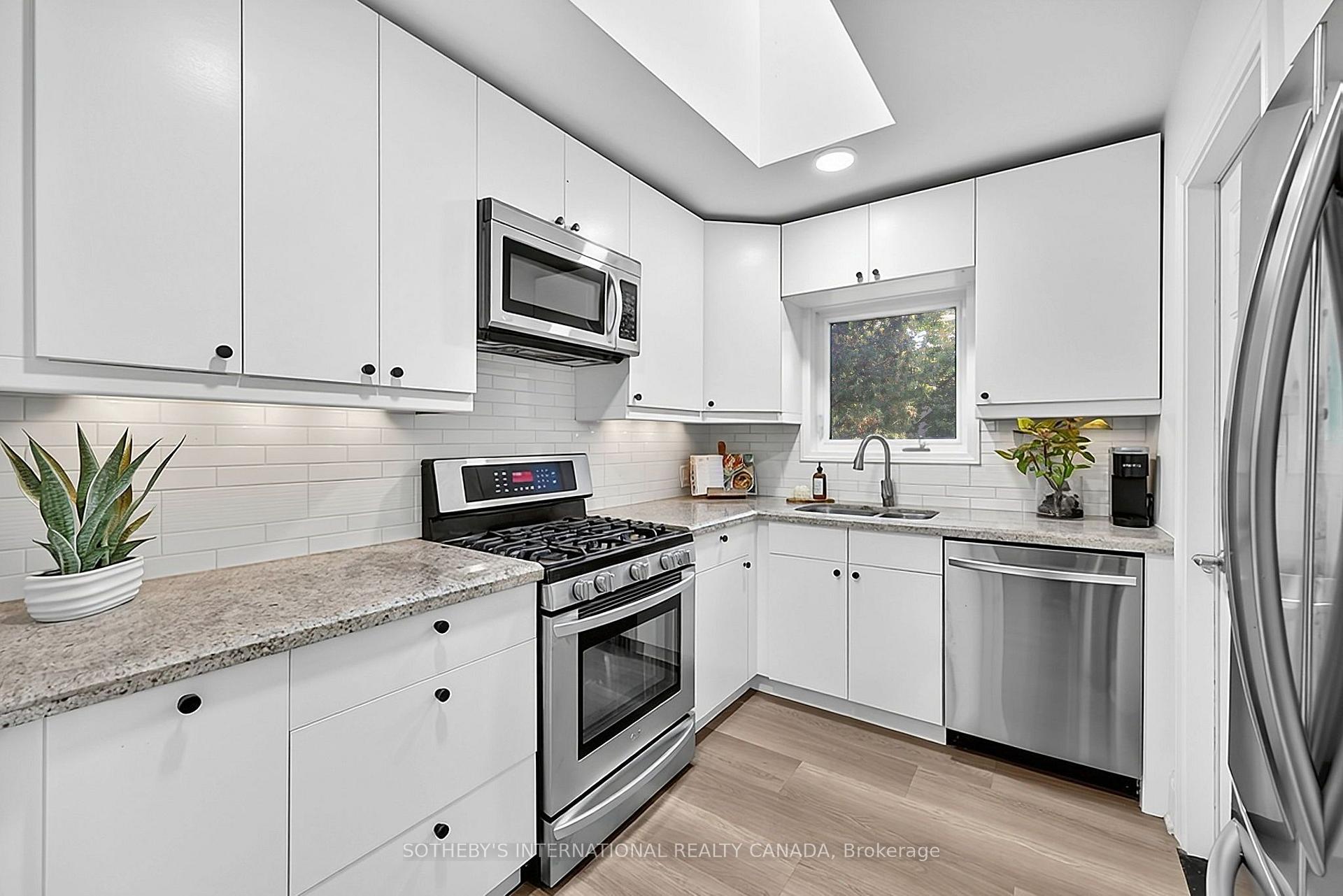Photo 12 of 16 Smithfield Drive, Etobicoke, Stonegate-Queensway — HOMEH