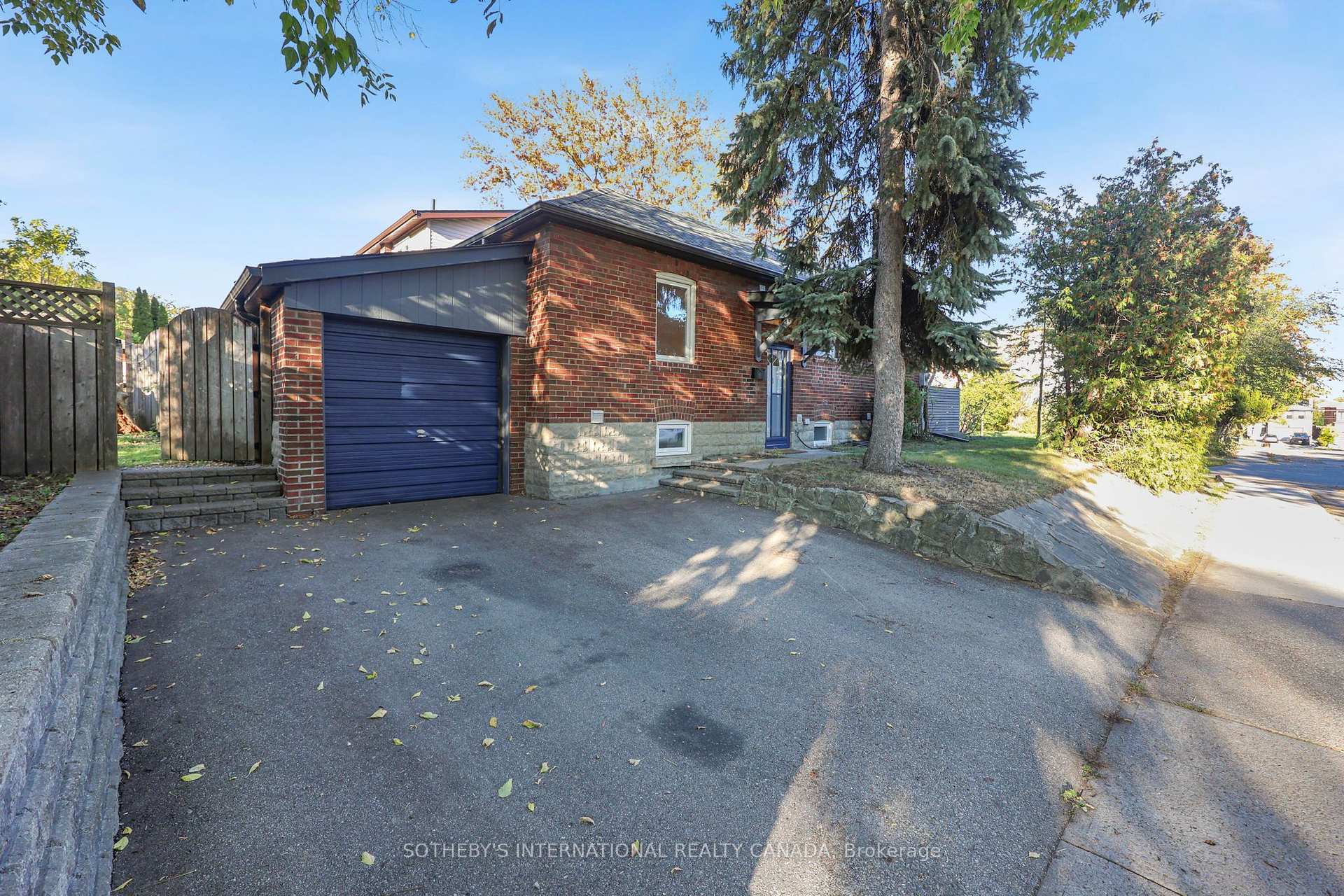 Photo 31 of 16 Smithfield Drive, Etobicoke, Stonegate-Queensway — HOMEH