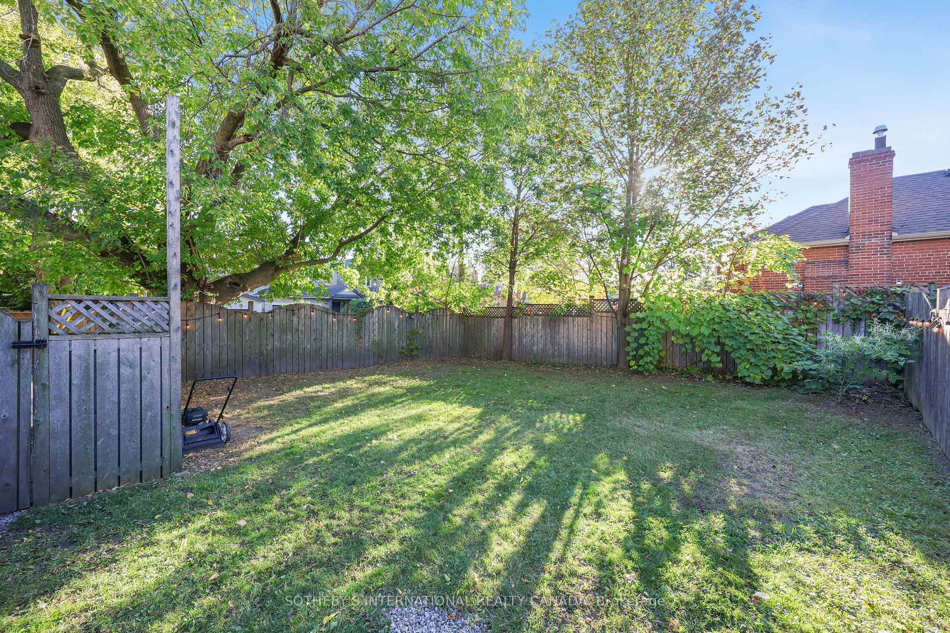 Photo 32 of 16 Smithfield Drive, Etobicoke, Stonegate-Queensway — HOMEH