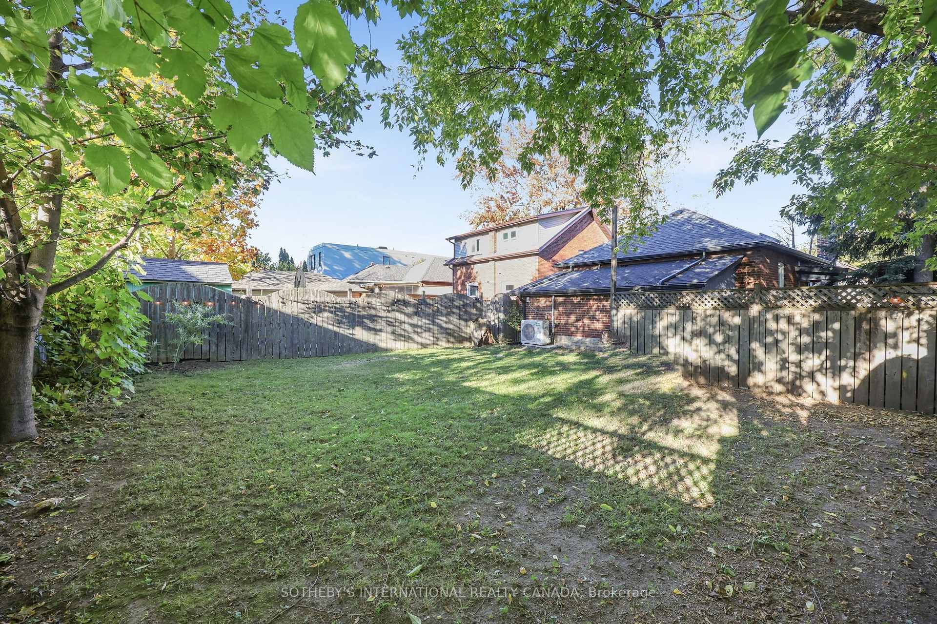 Photo 33 of 16 Smithfield Drive, Etobicoke, Stonegate-Queensway — HOMEH