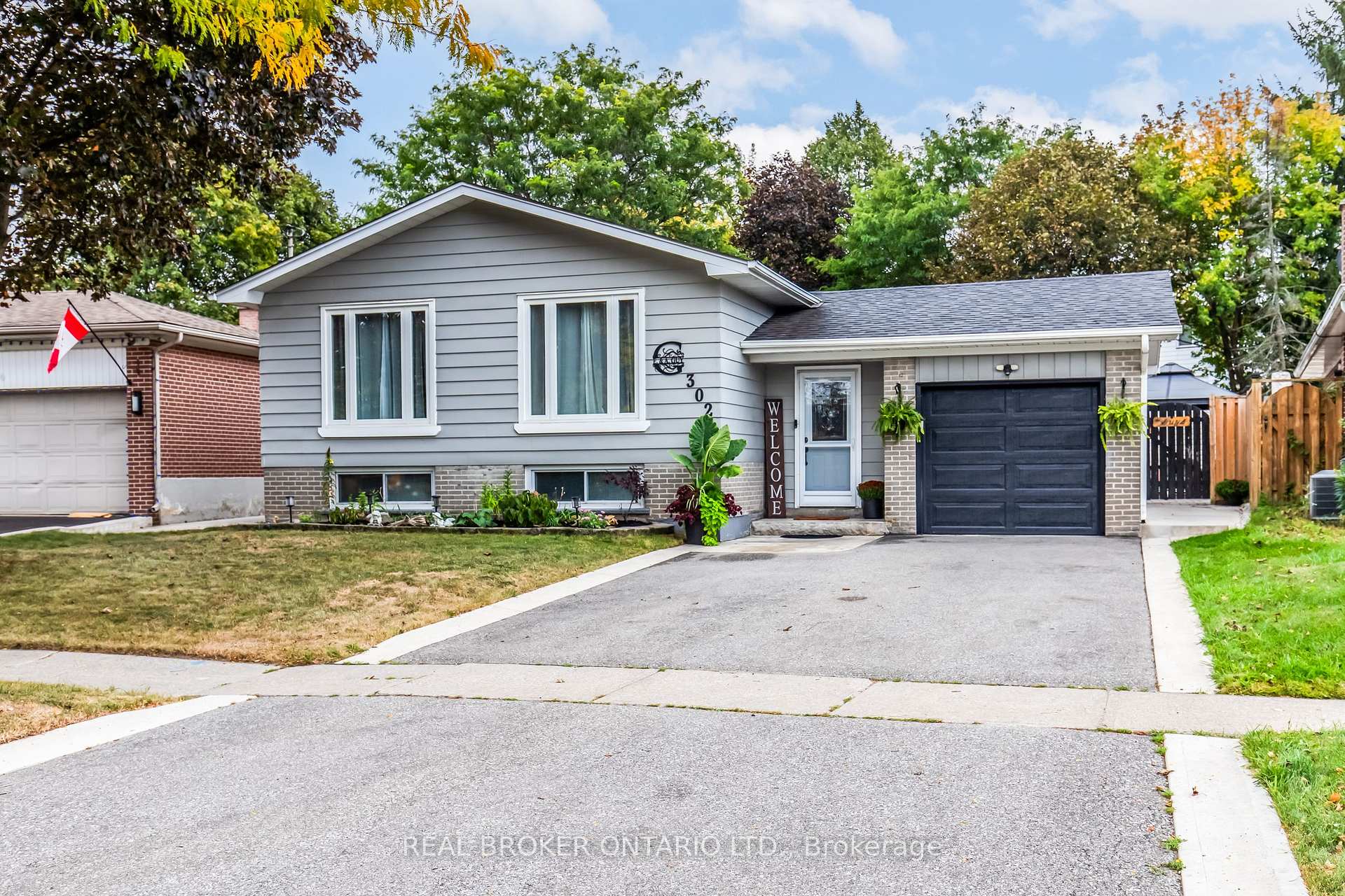 Photo 2 of 302 Delrex Boulevard, Halton Hills, Georgetown — HOMEH