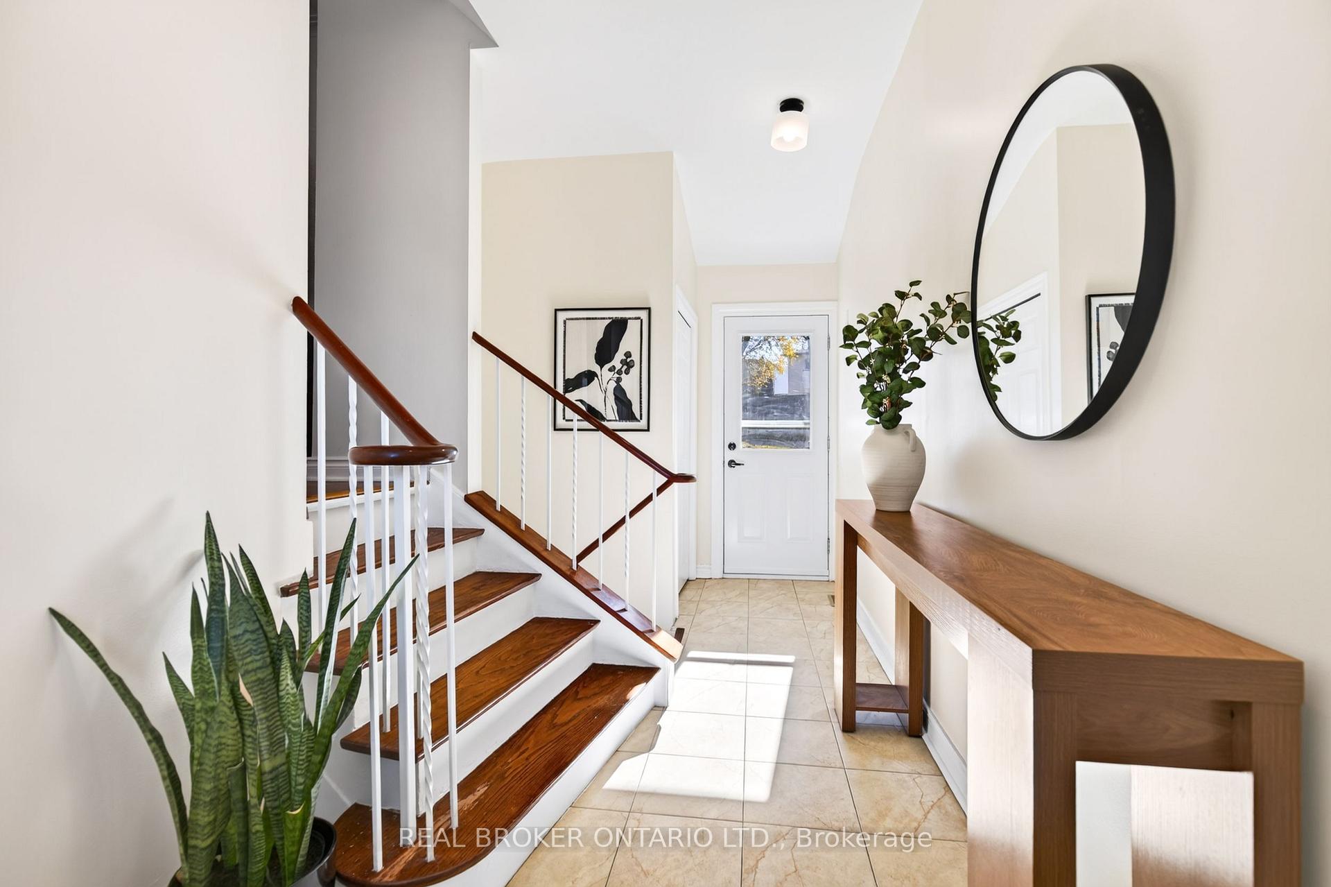 Photo 5 of 302 Delrex Boulevard, Halton Hills, Georgetown — HOMEH